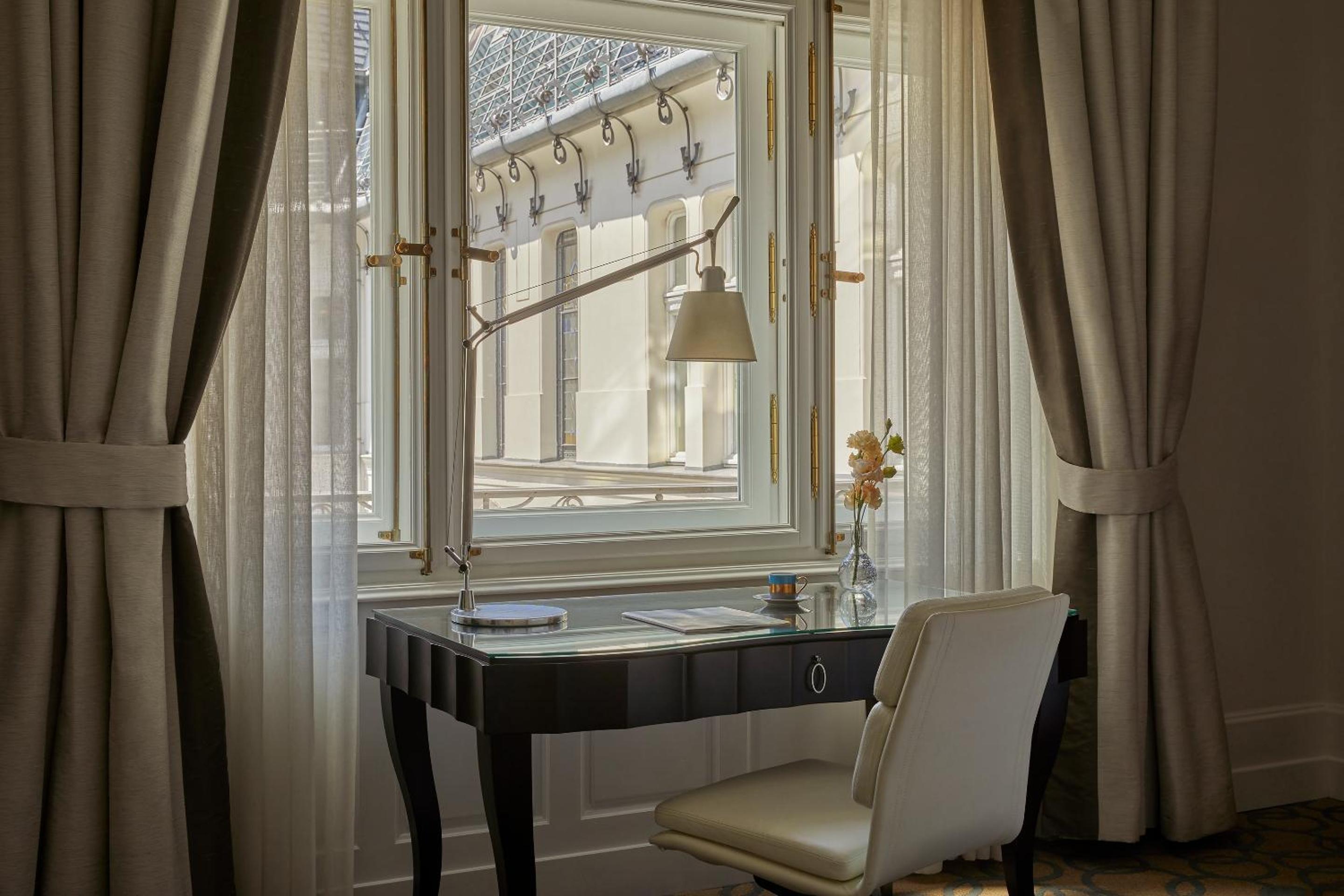 Superior Room with One King Bed - Photo 6
