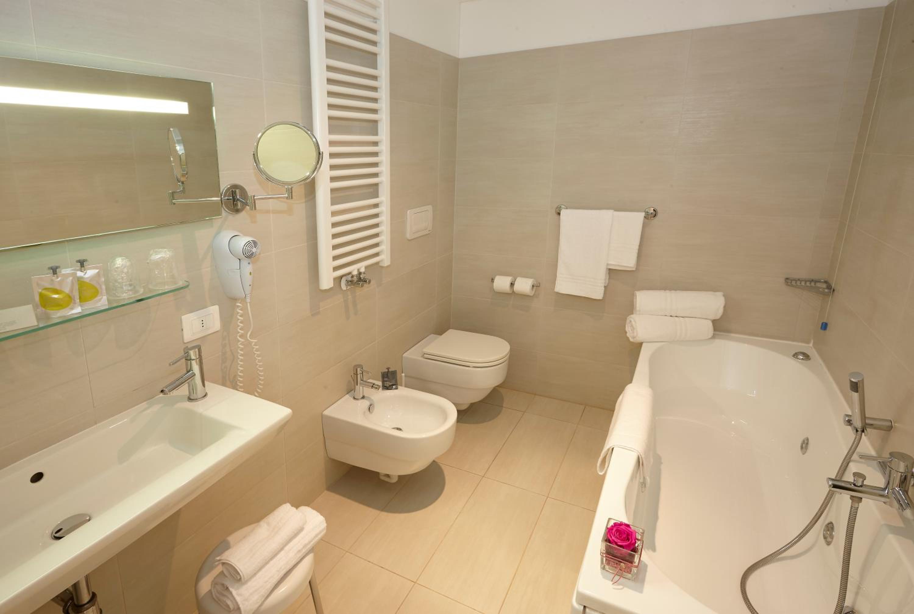Junior Suite with Extra Bed - Photo 2
