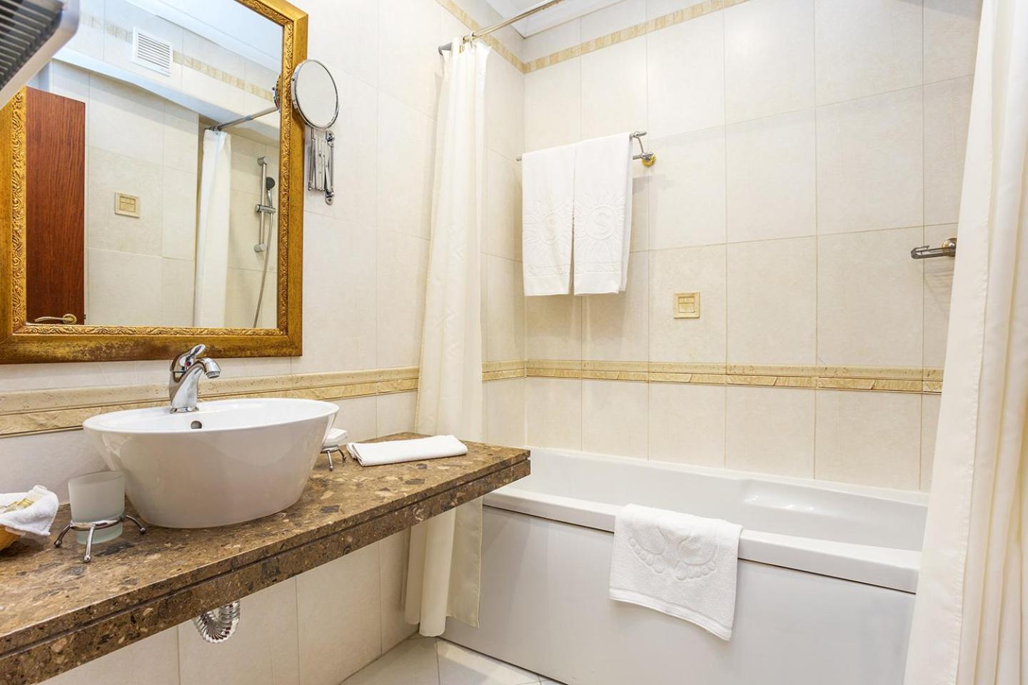 Double or Twin Room with Pool View photo 3