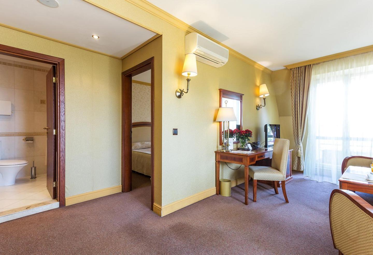 One-Bedroom Suite with Balcony photo 3