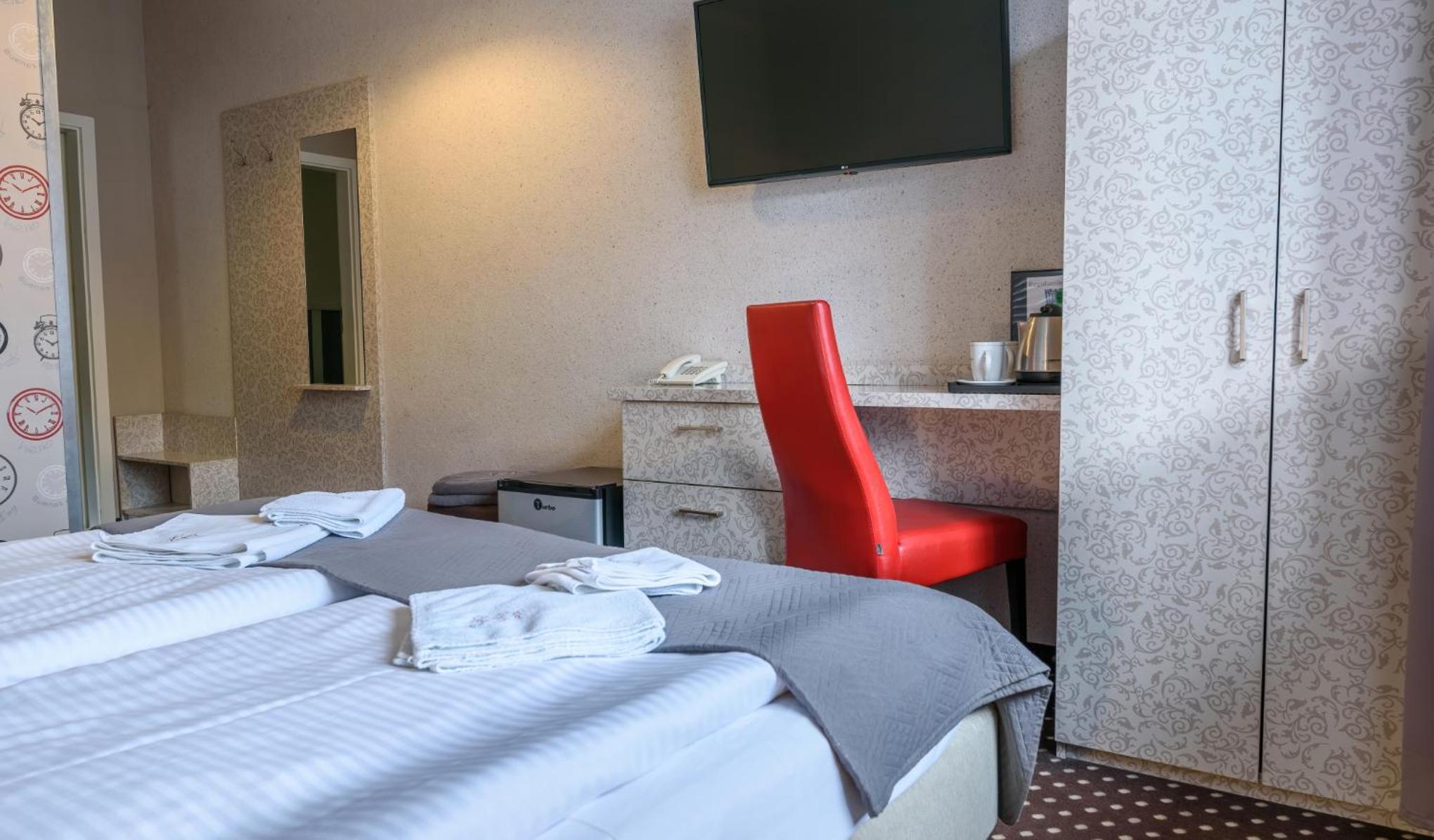 Double or Twin Room - Photo 5