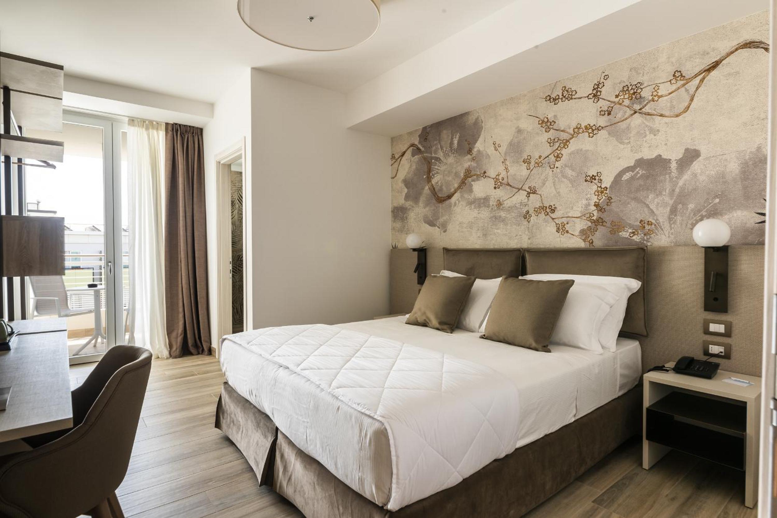 Double or Twin Room with Partial Sea View - Photo 2