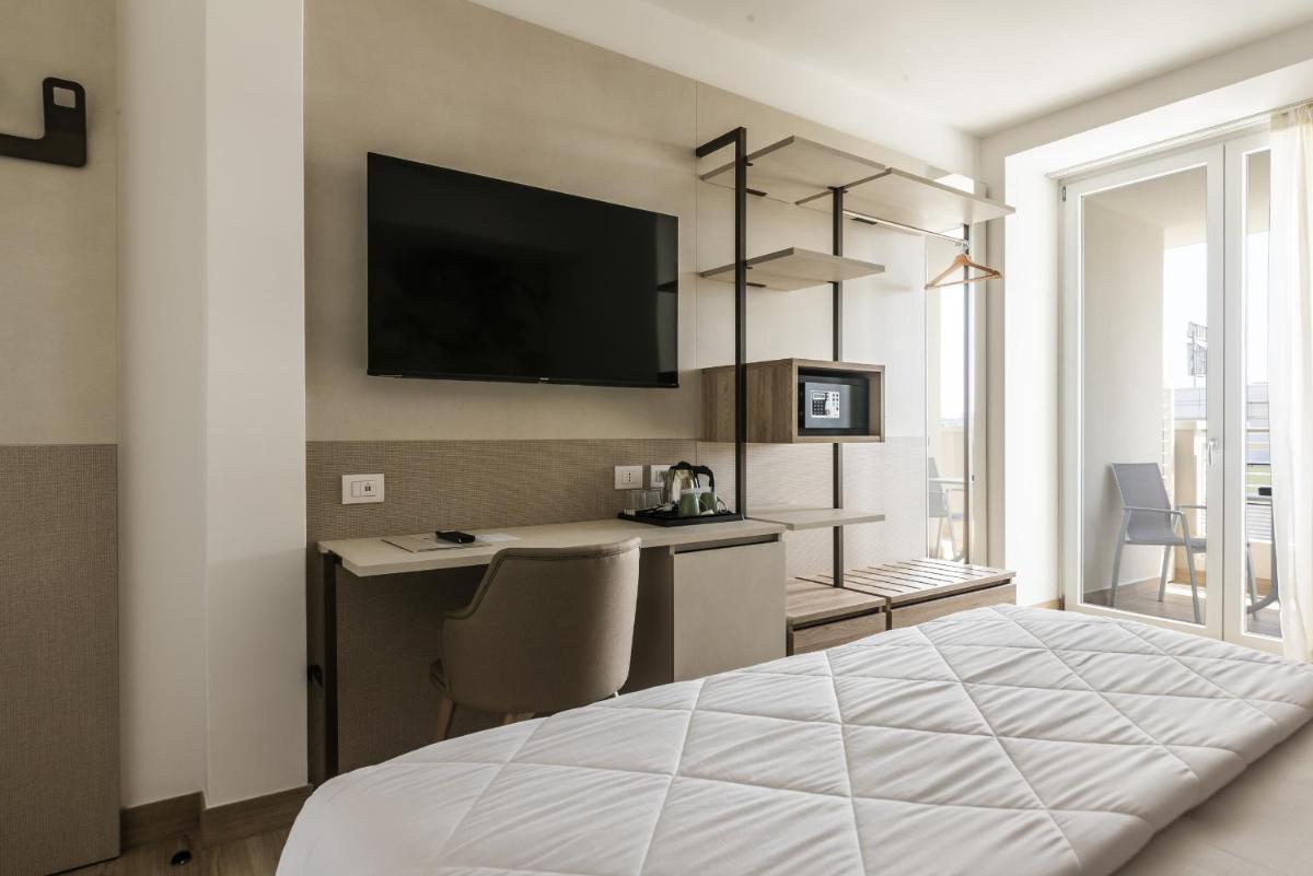 Double or Twin Room with Partial Sea View - Photo 3