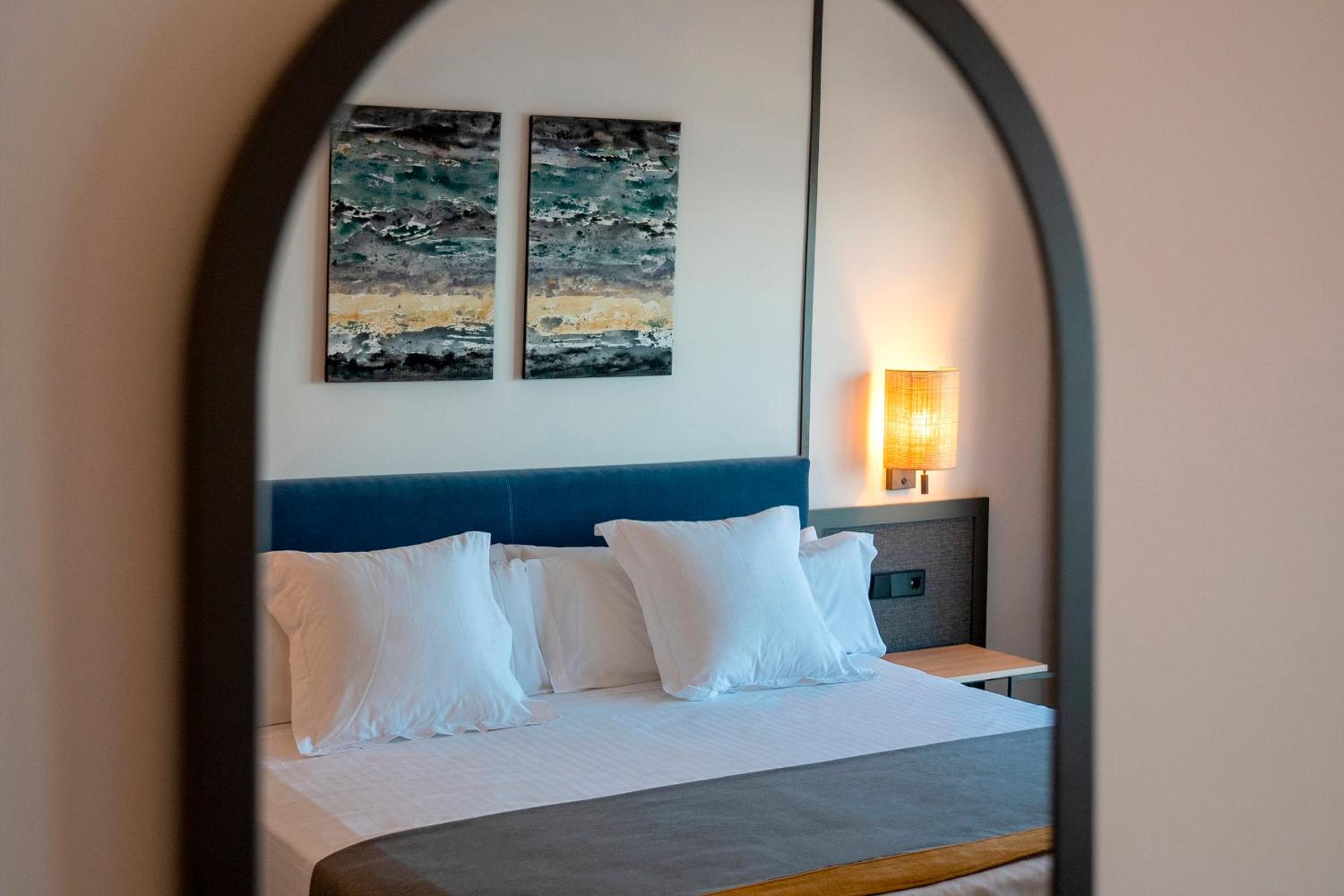 Deluxe Room with Balcony and Sea View photo 2