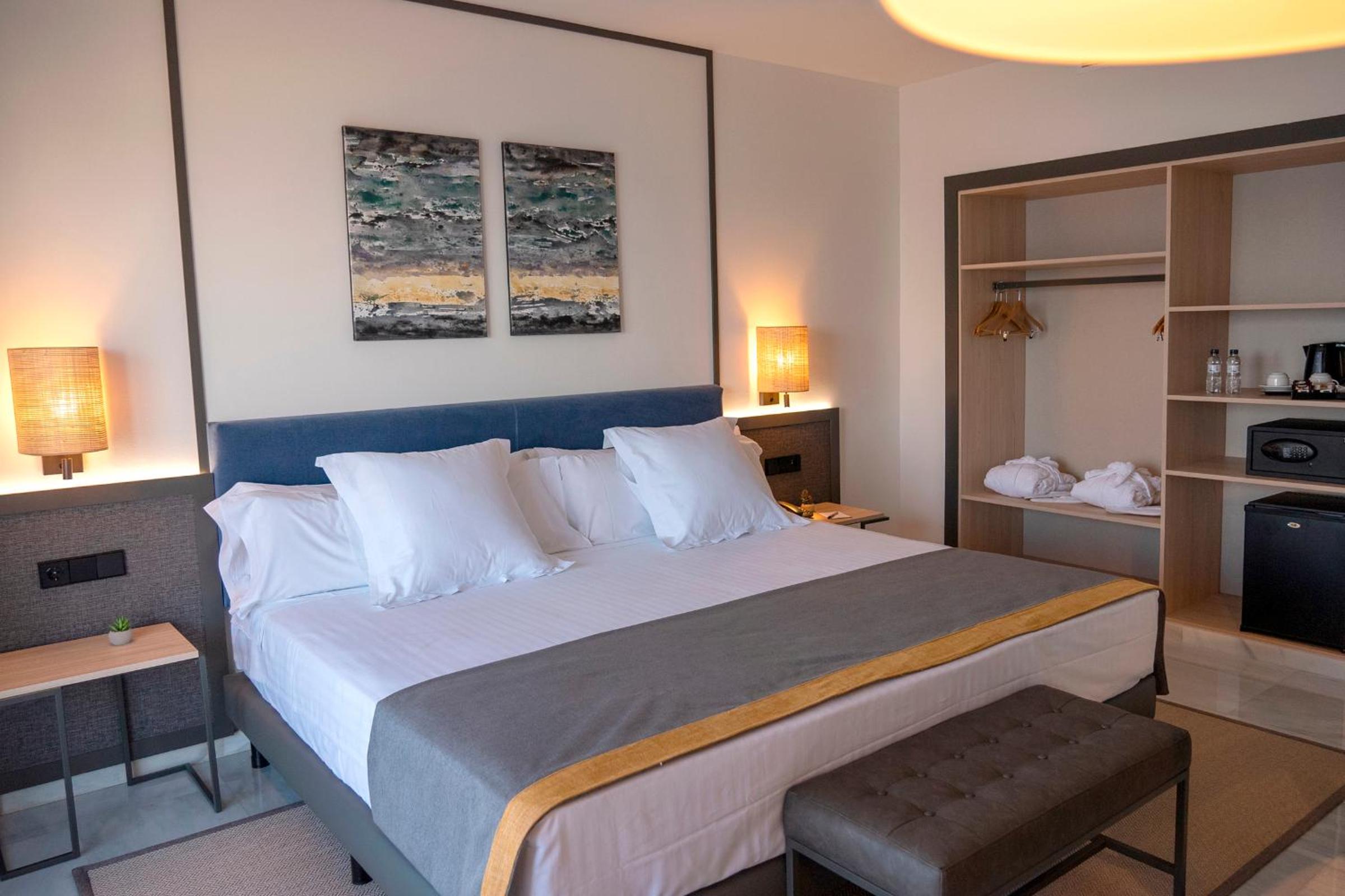 Deluxe Room with Balcony and Sea View photo 3