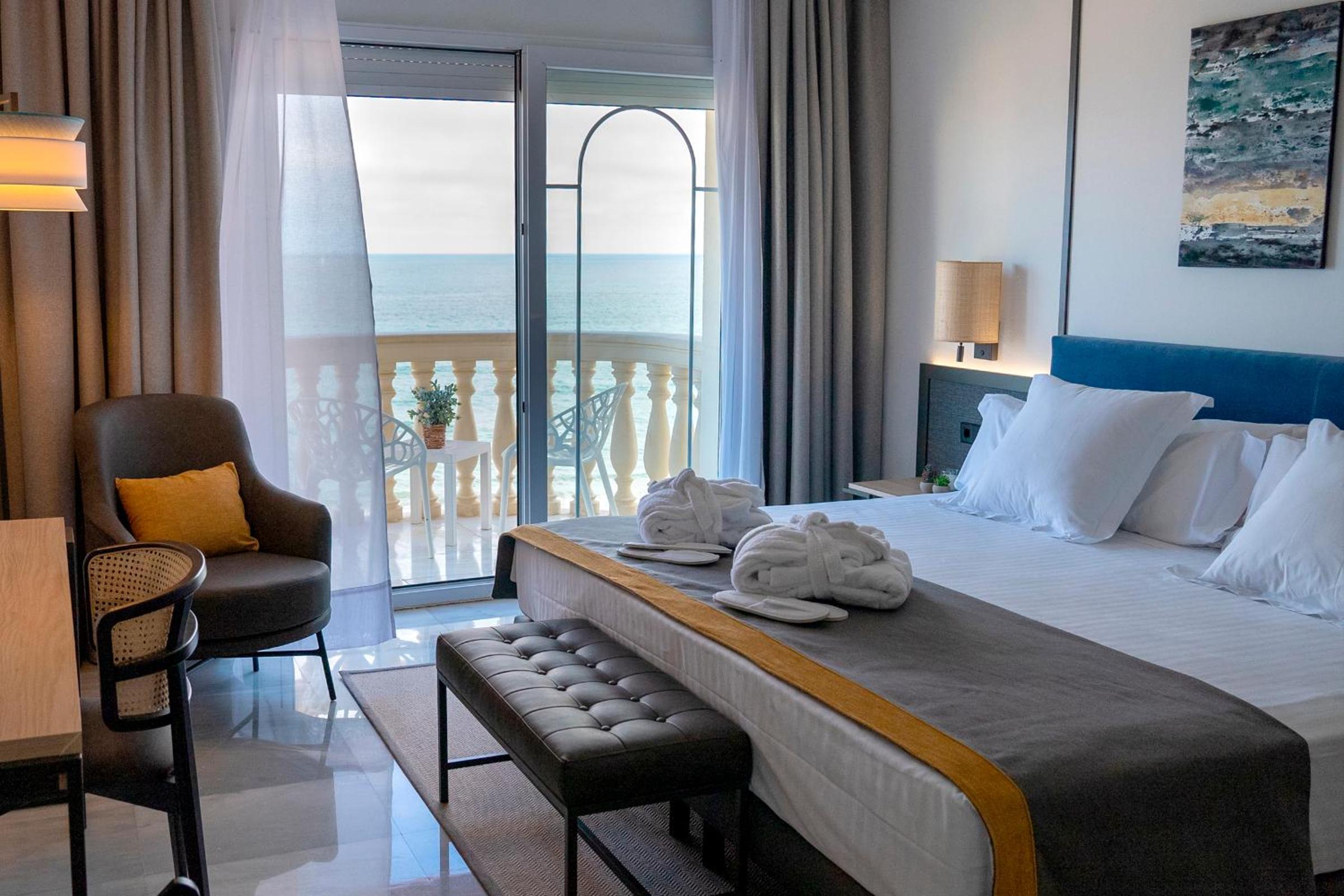 Deluxe Room with Balcony and Sea View