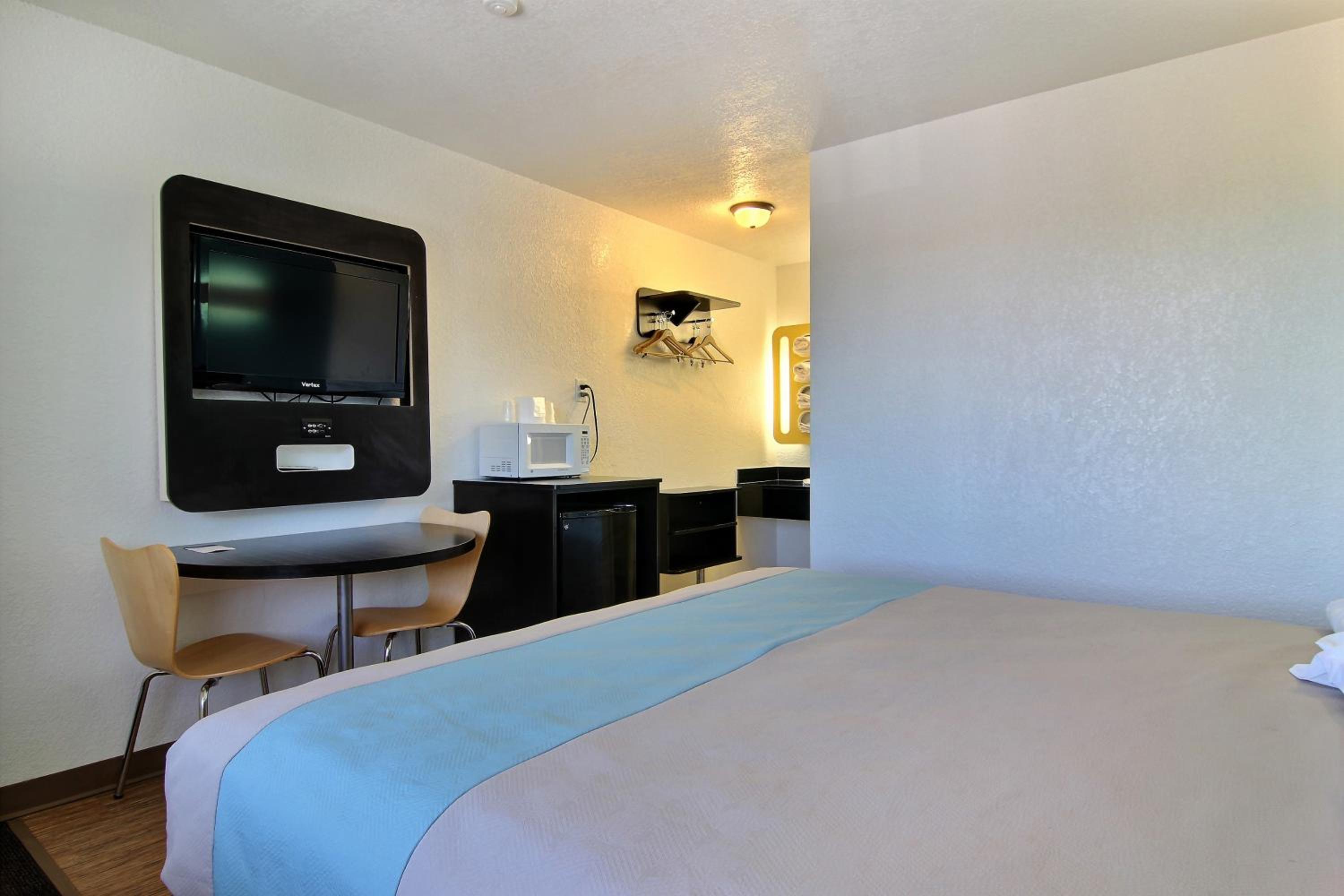 Deluxe King Room - Non-Smoking - Photo 1