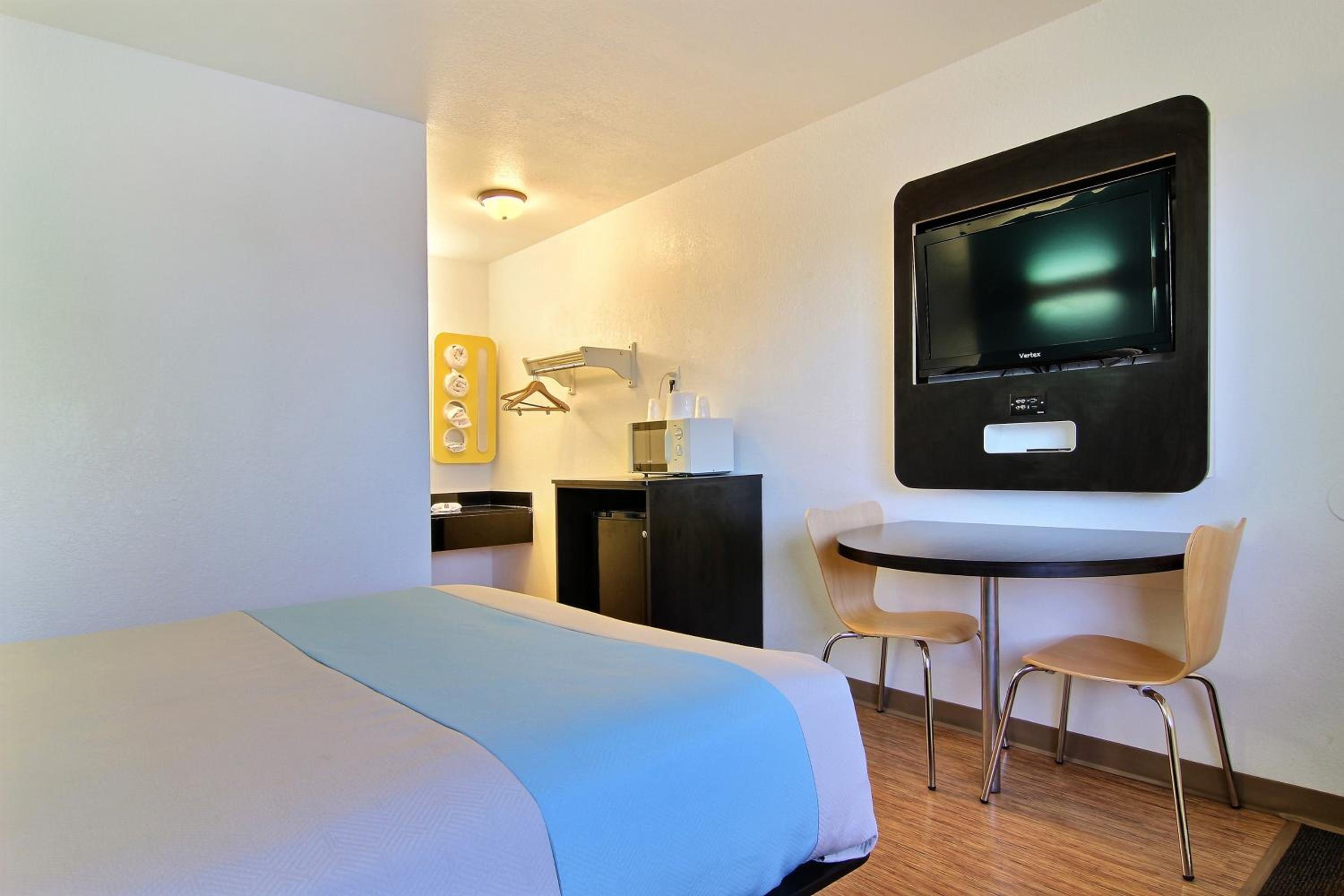 Queen Room - Disability Access - Non-Smoking - Photo 4