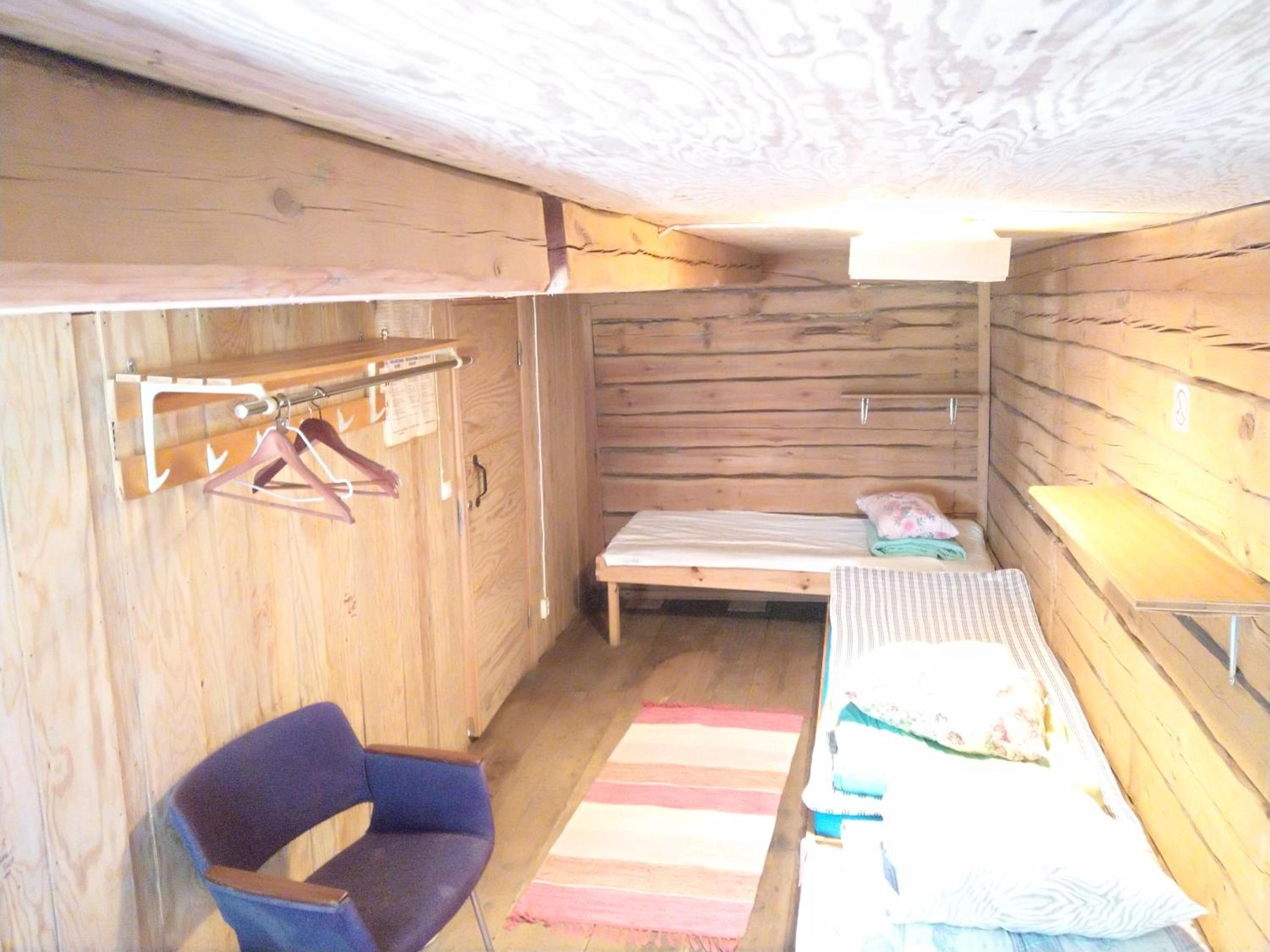 Economy Twin Room - Photo 12