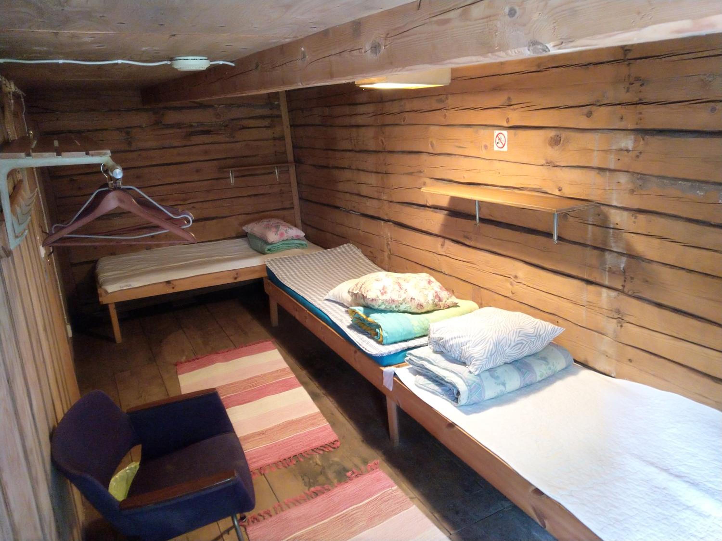 Economy Twin Room - Photo 11