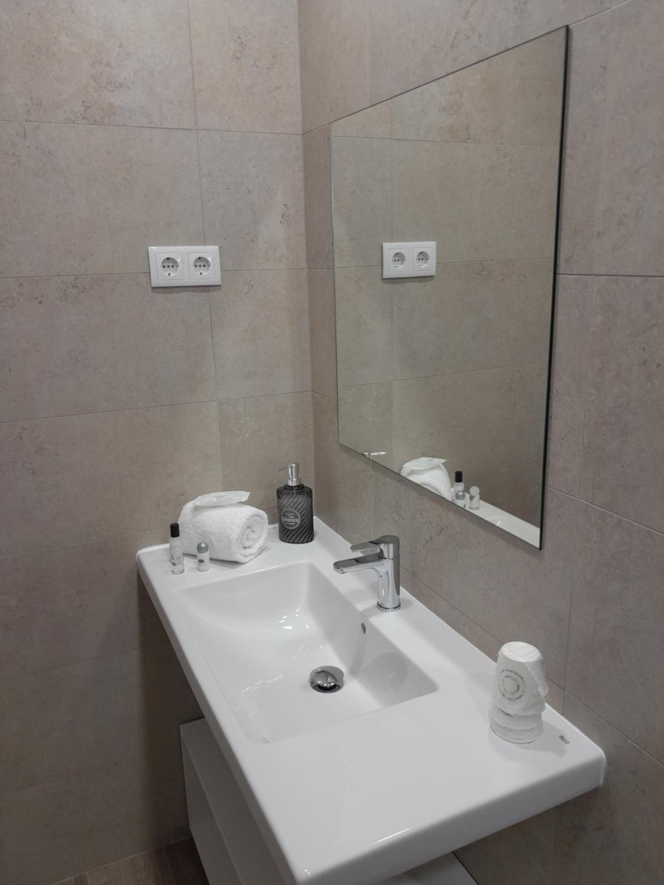 Quadruple Room - Photo 4