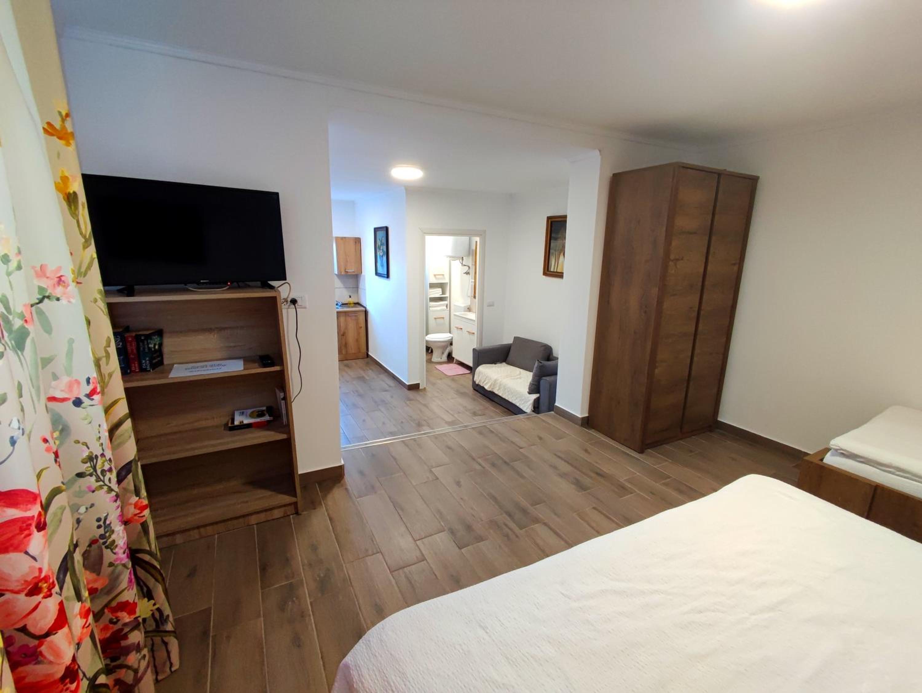 Apartment with Lake View - Photo 23