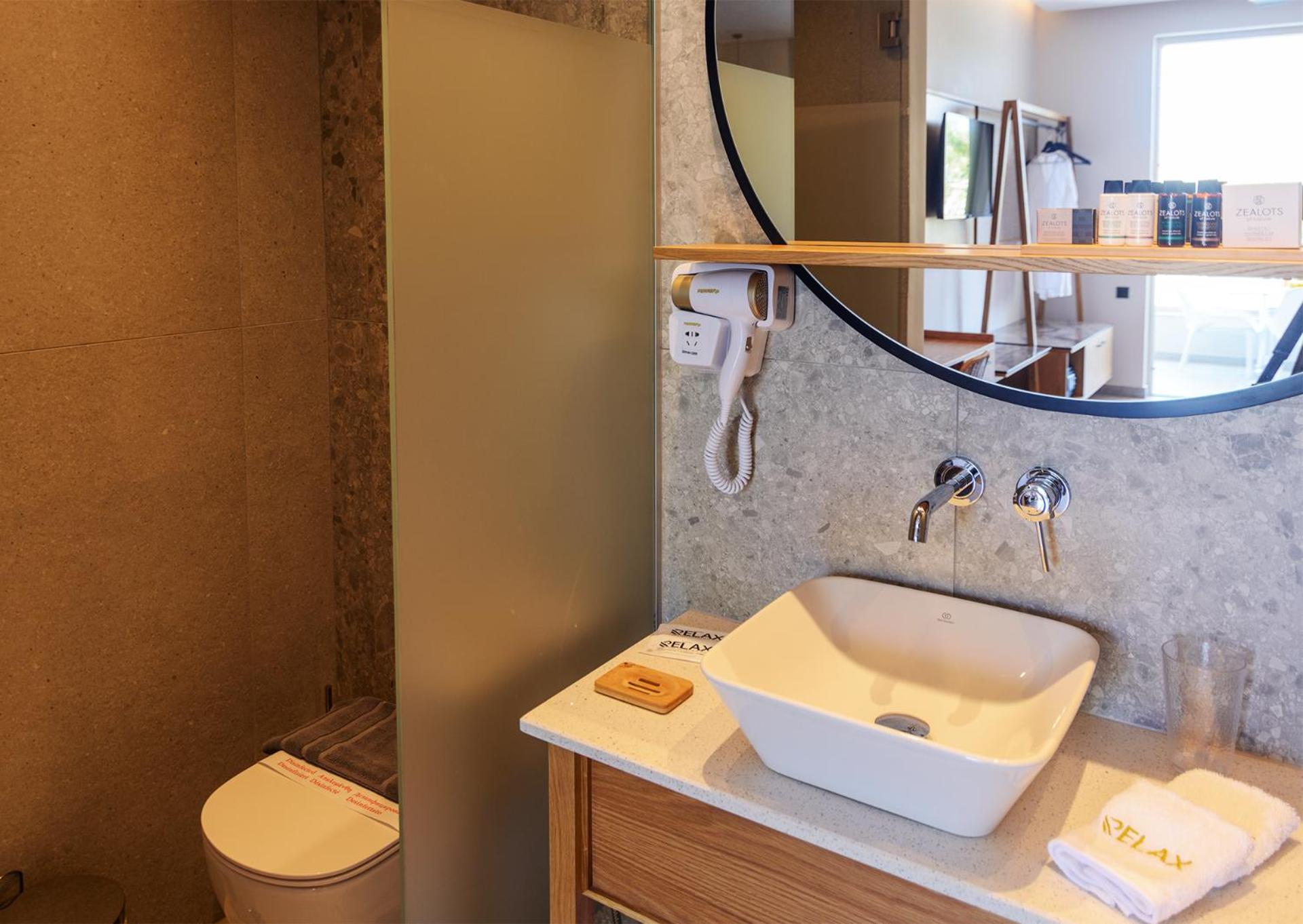 King Room with Roll-In Shower - Disability Access photo 3