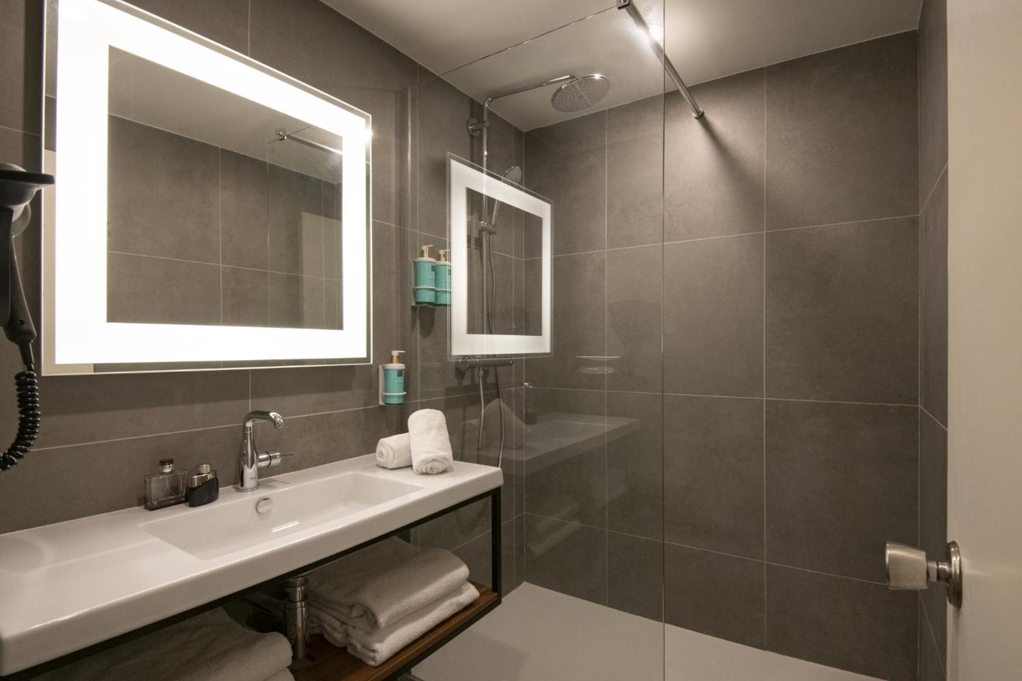 Classic Room with One Double Bed and One Single Bed - Photo 4