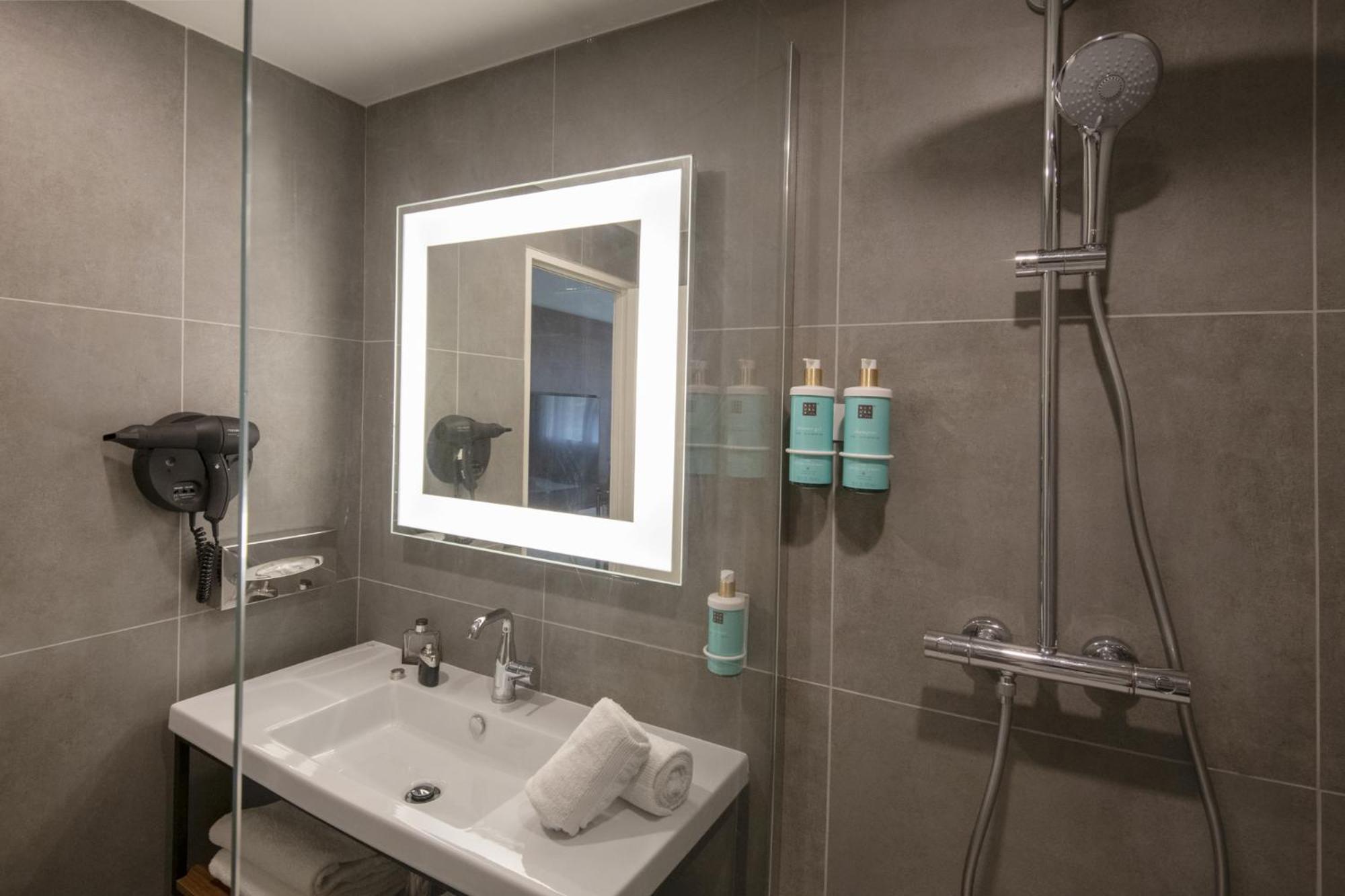 Classic Room with One Double Bed and One Single Bed - Photo 2