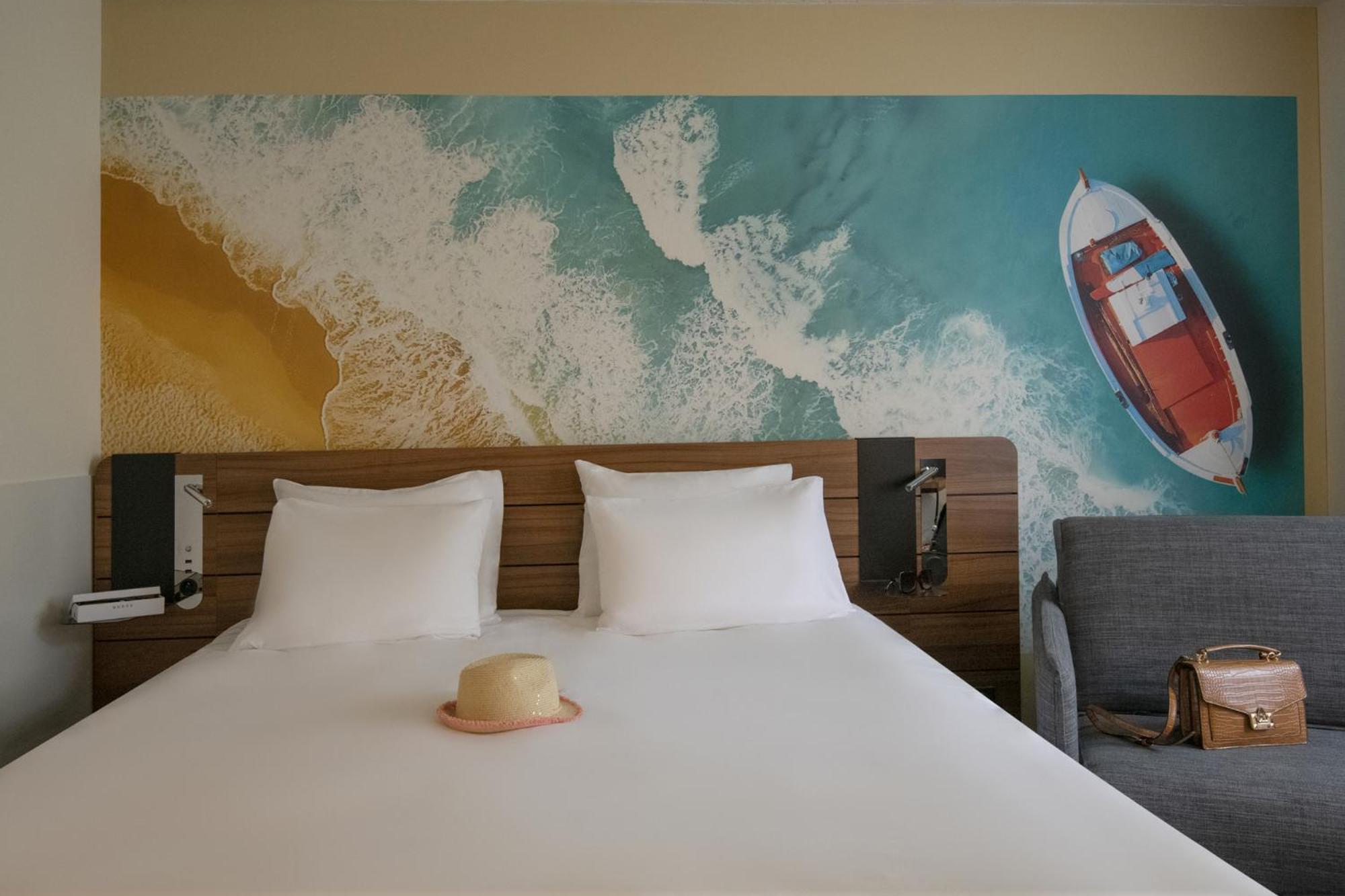Classic Room with One Double Bed and One Single Bed - Photo 21