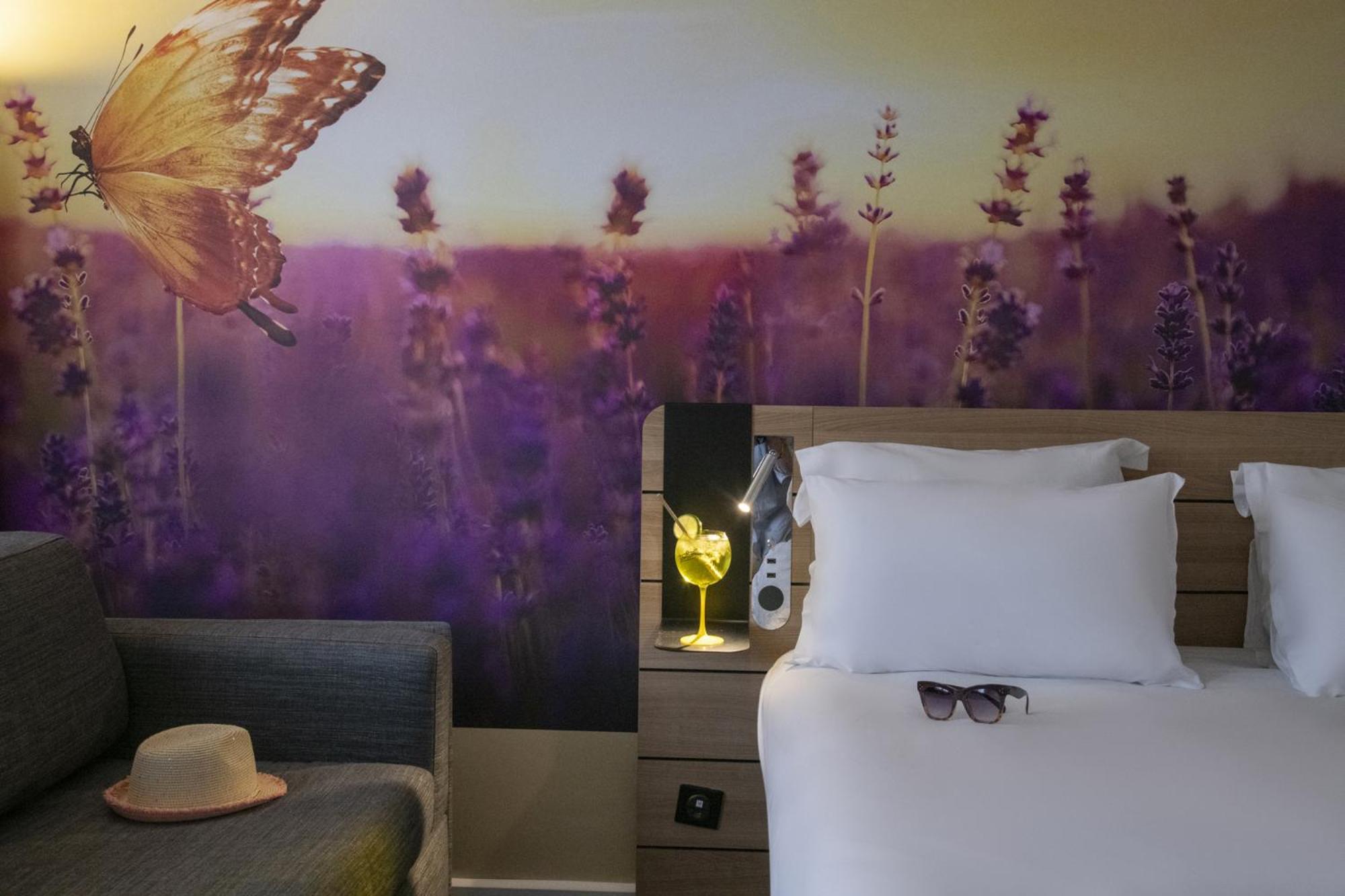 Classic Room with One Double Bed and One Single Bed - Photo 12