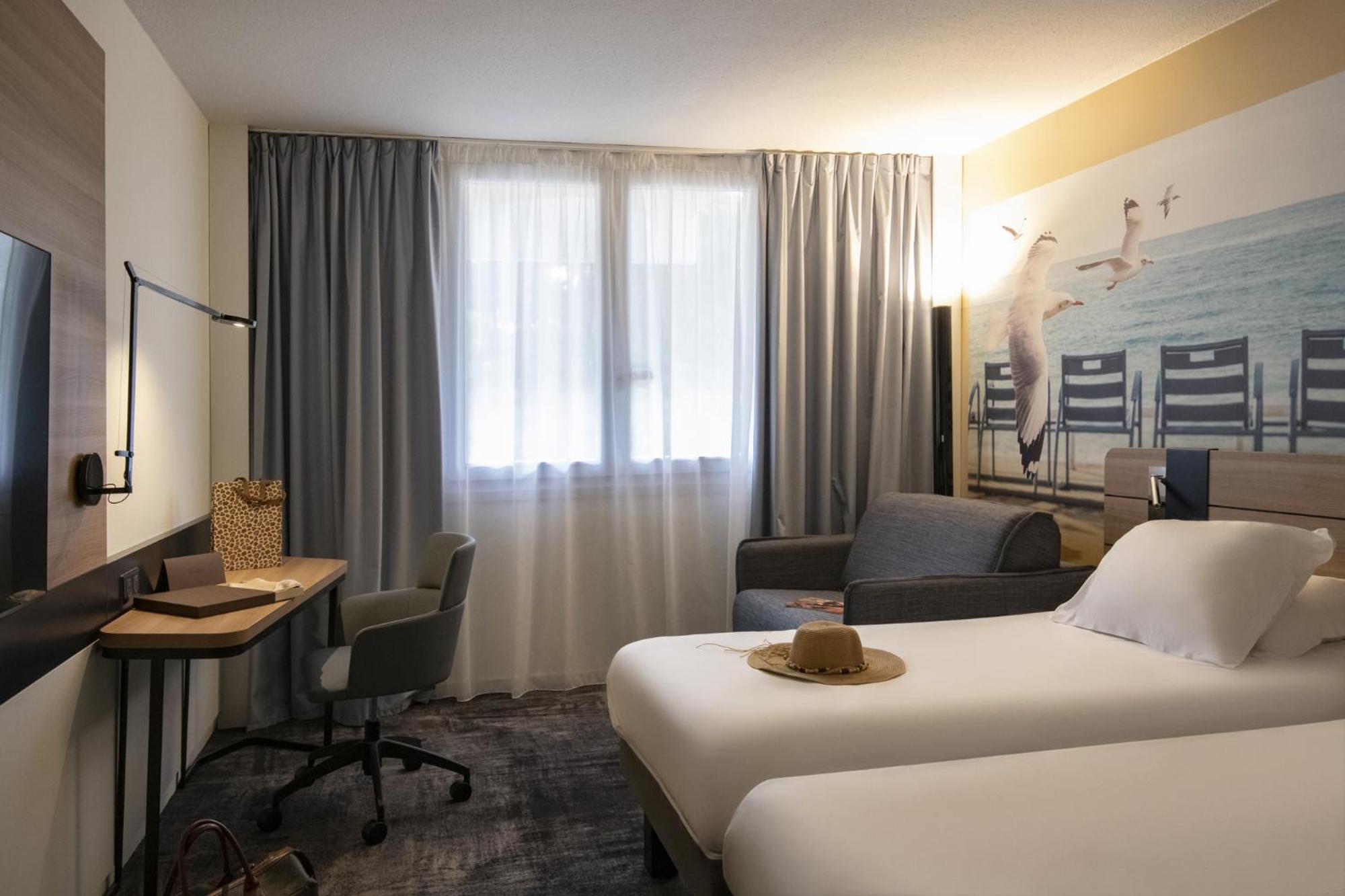 Classic Room with One Double Bed and One Single Bed - Photo 11