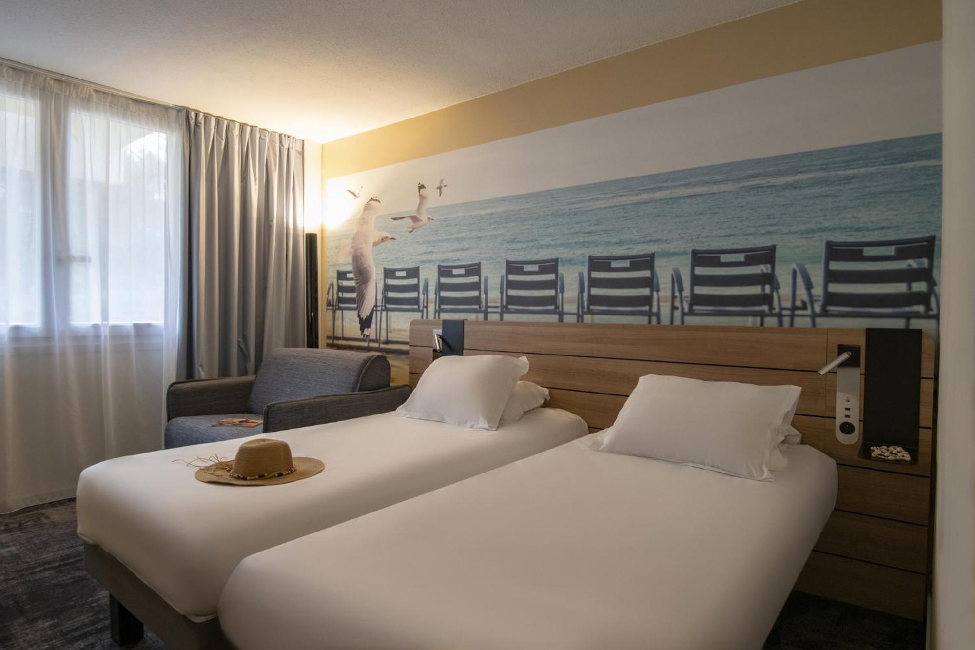 Classic Room with One Double Bed and One Single Bed - Photo 20