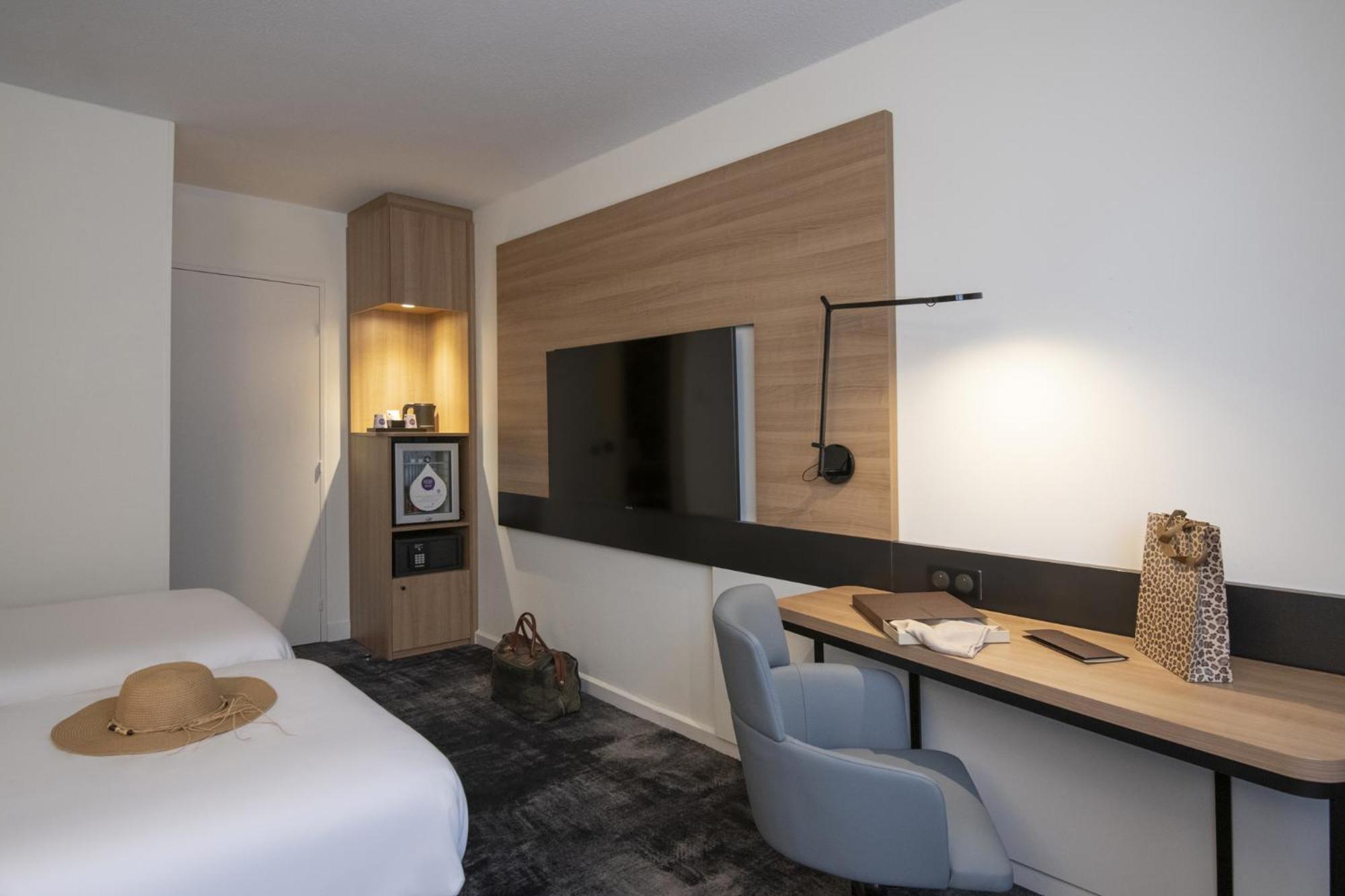 Classic Double Room with Sofa Bed - Photo 12