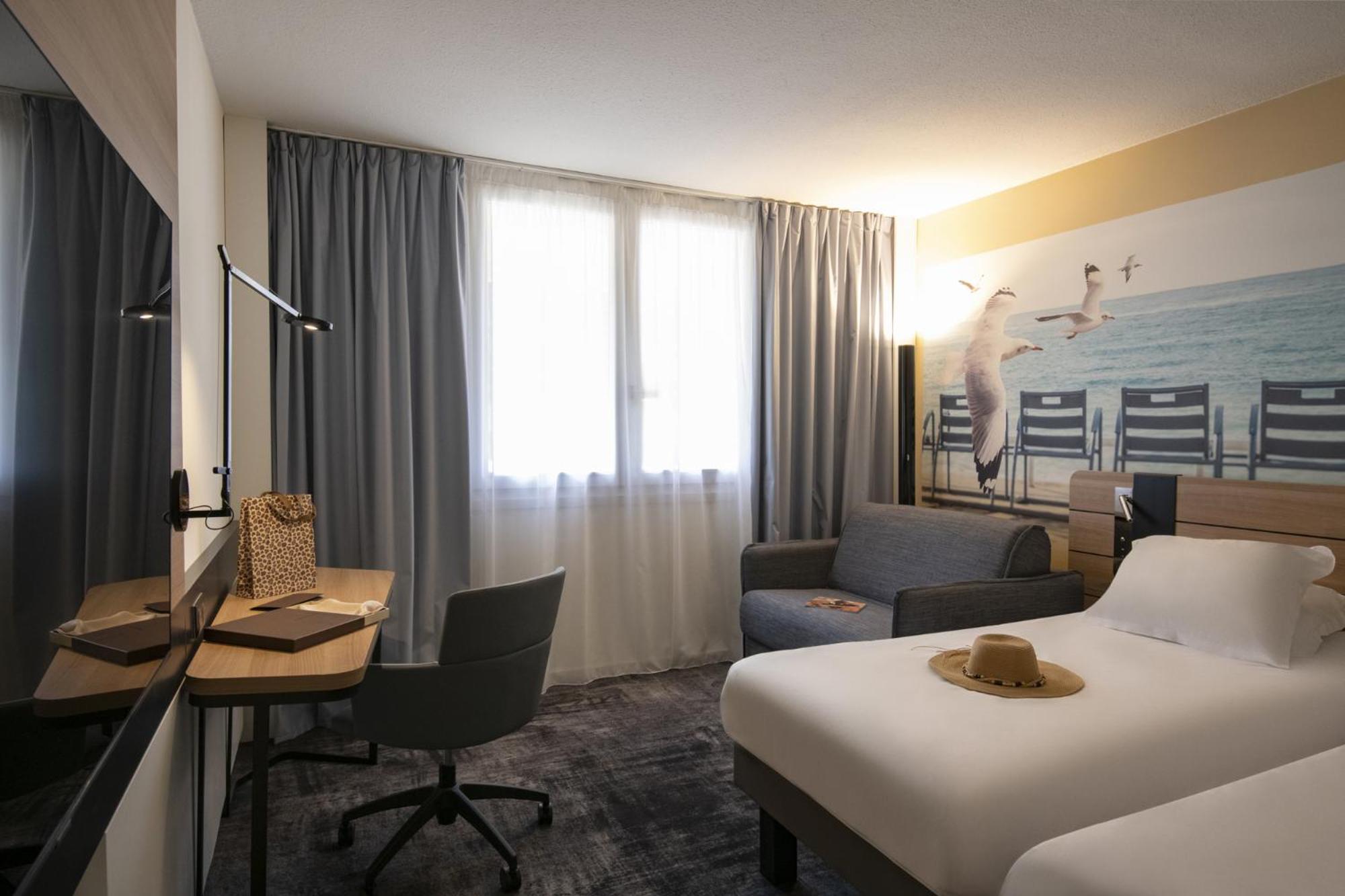 Classic Room with One Double Bed and One Single Bed - Photo 10