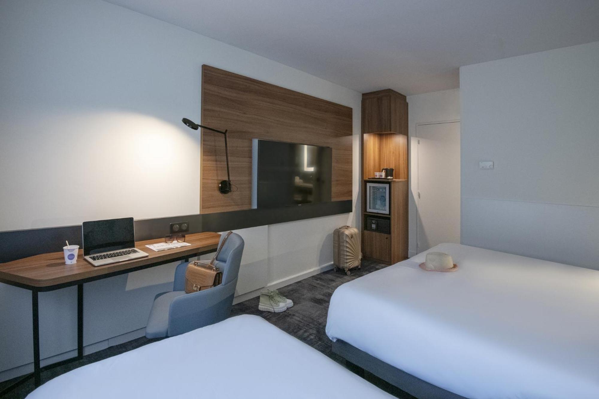 Classic Room with One Double Bed and One Single Bed - Photo 9
