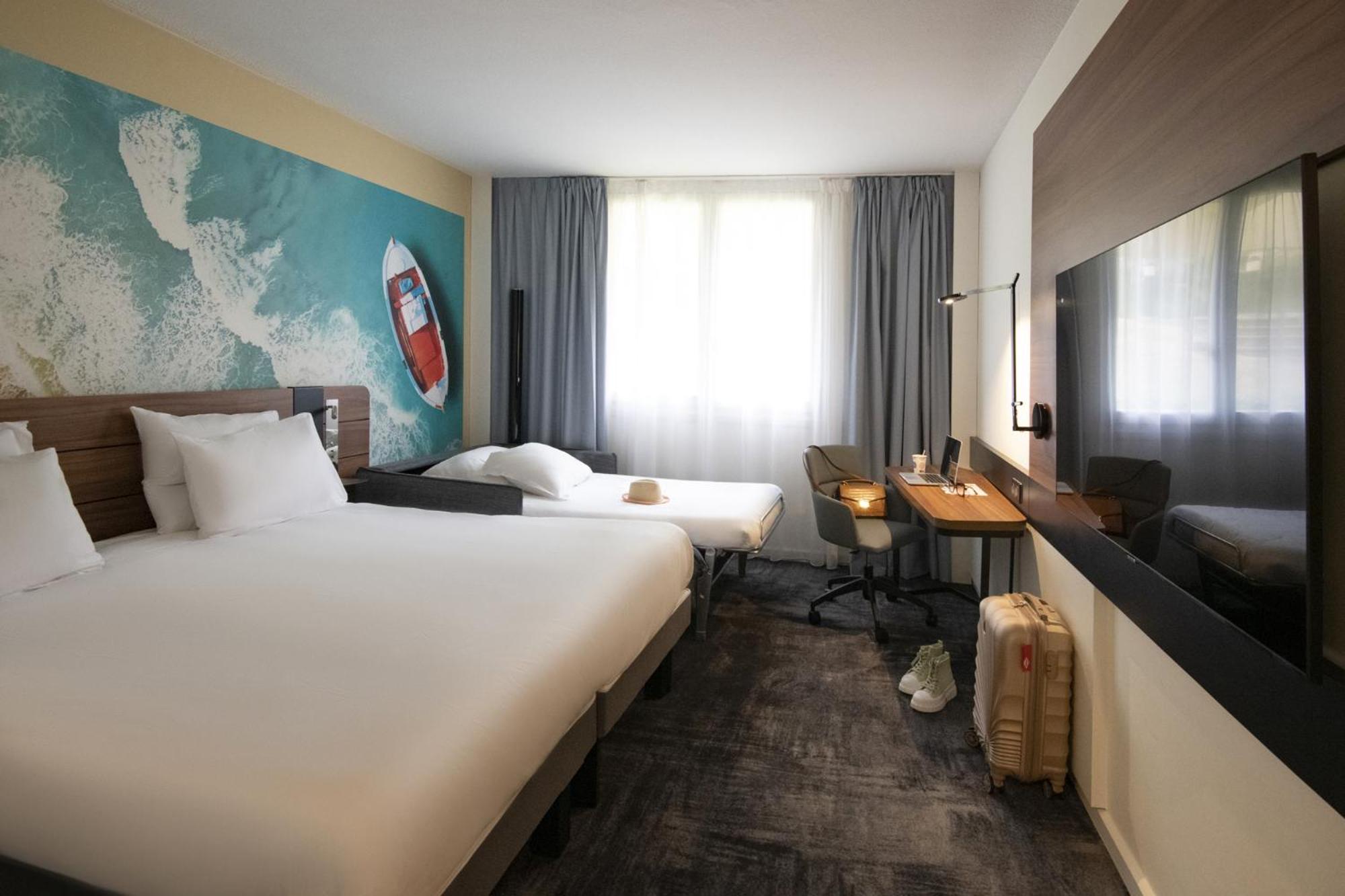 Classic Room with One Double Bed and One Single Bed - Photo 8