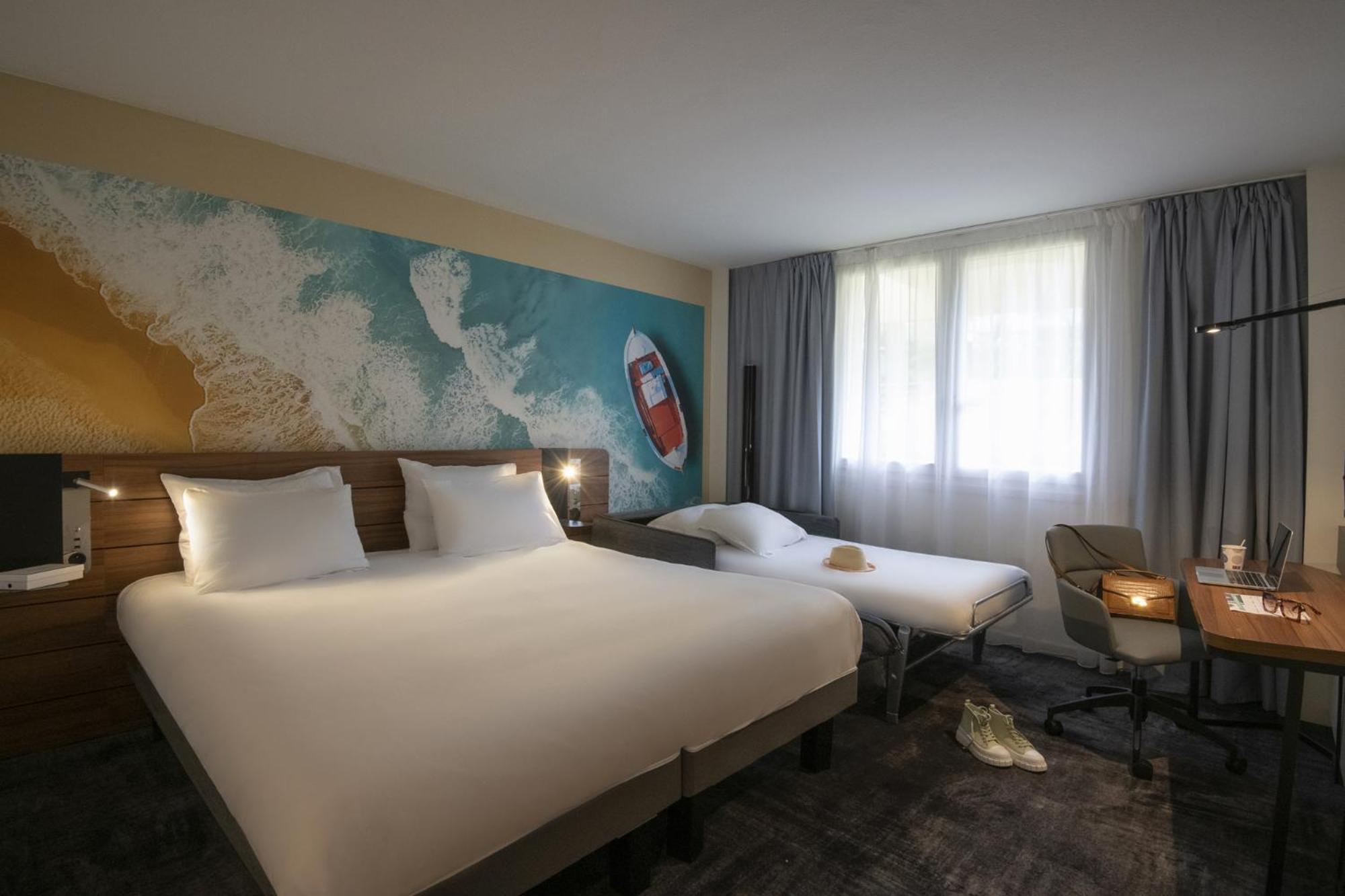 Classic Room with One Double Bed and One Single Bed - Photo 7