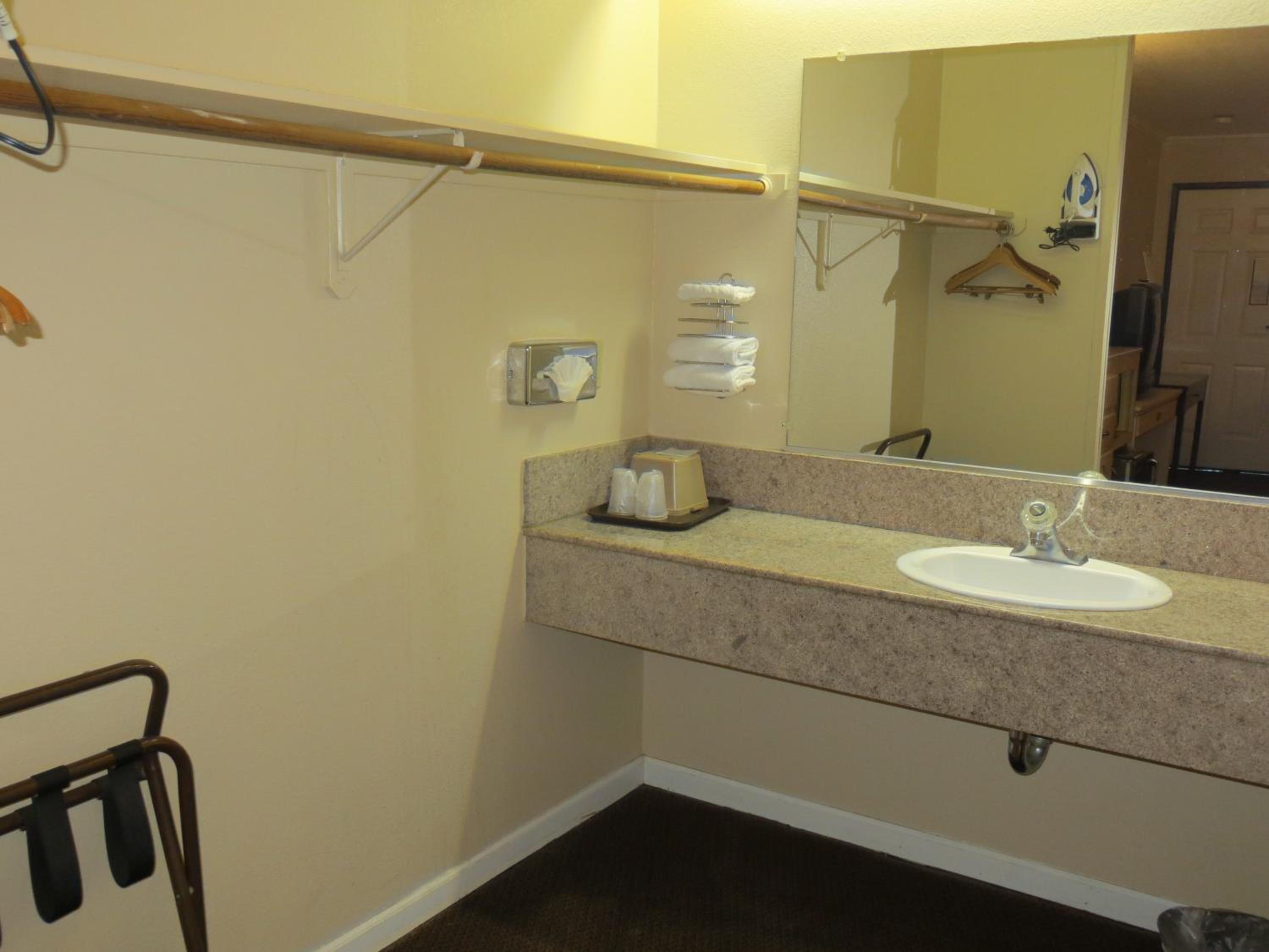 Queen Suite - Non-Smoking - Photo 2