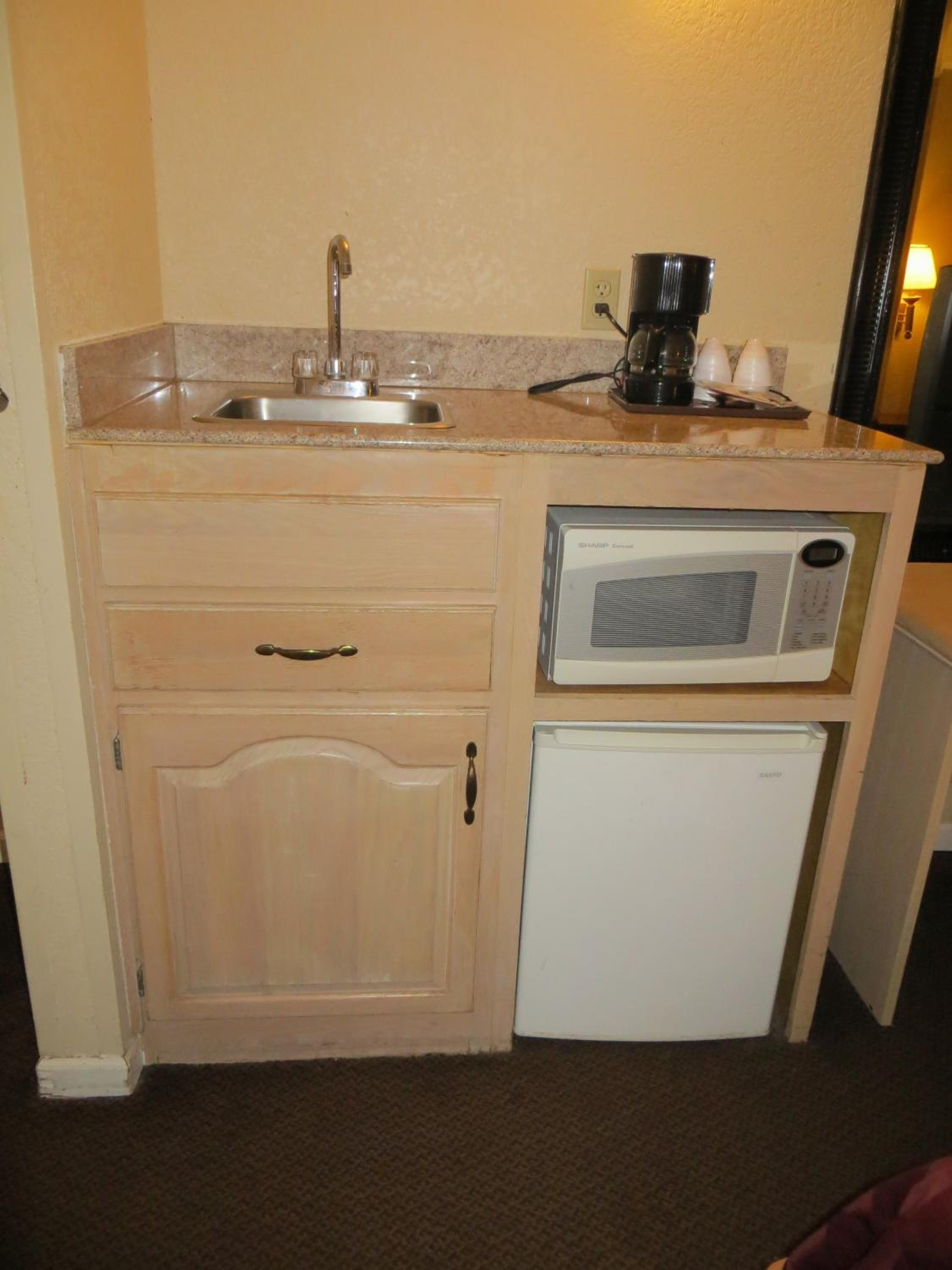 Queen Suite - Non-Smoking - Photo 4