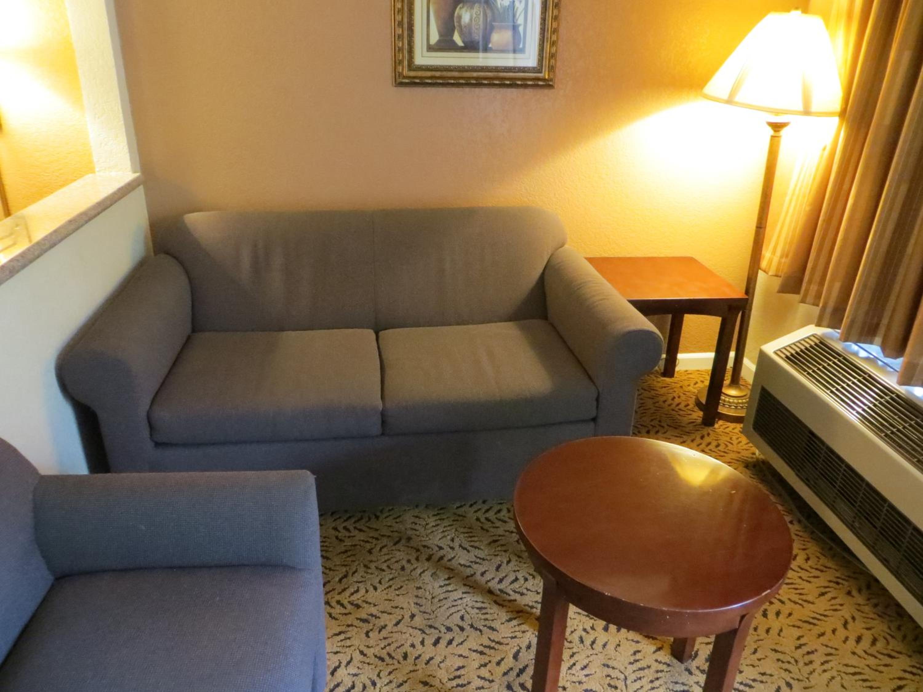 Queen Suite - Non-Smoking - Photo 5