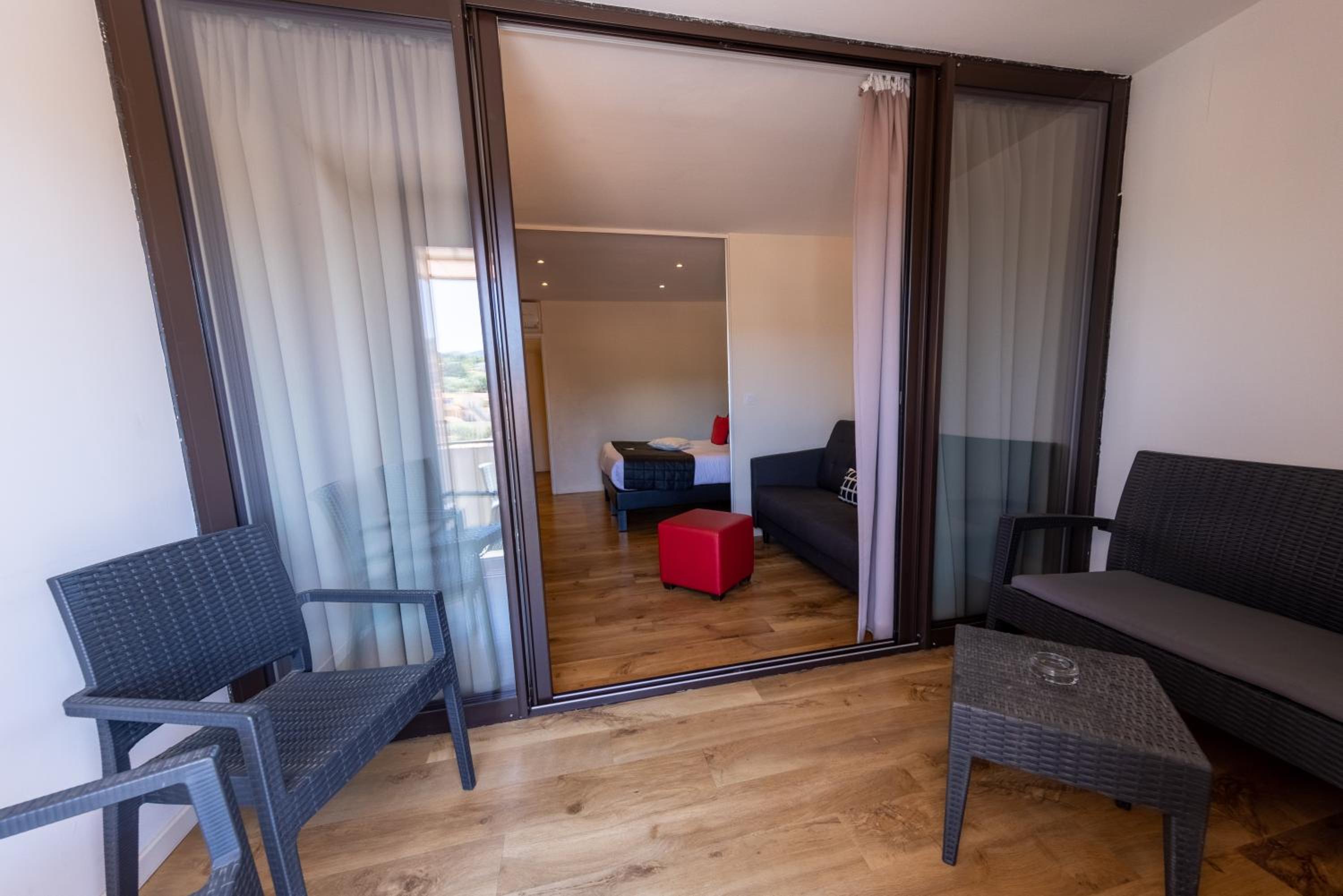 Junior Suite With Balcony - Photo 4