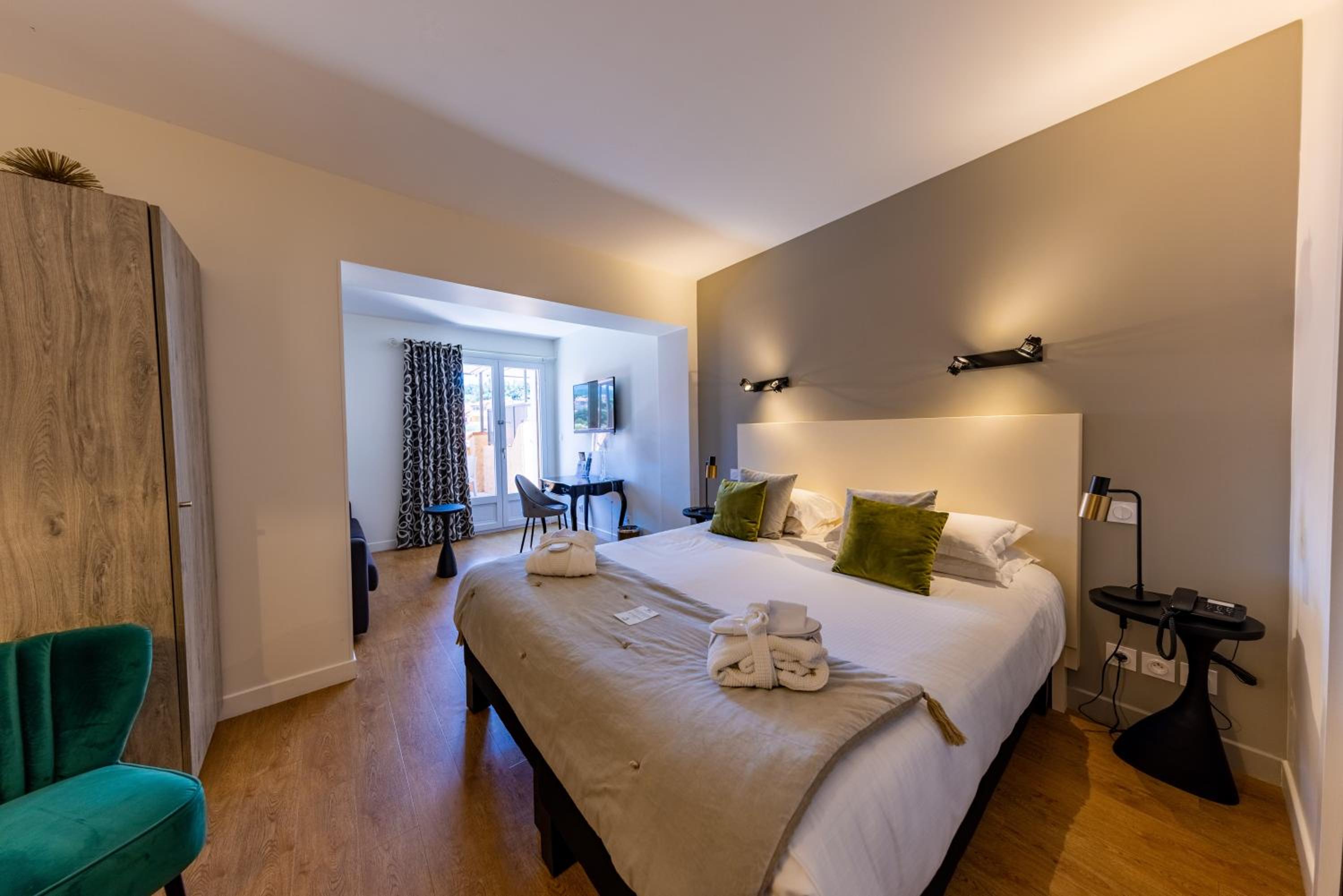 Junior Suite With Balcony - Photo 1