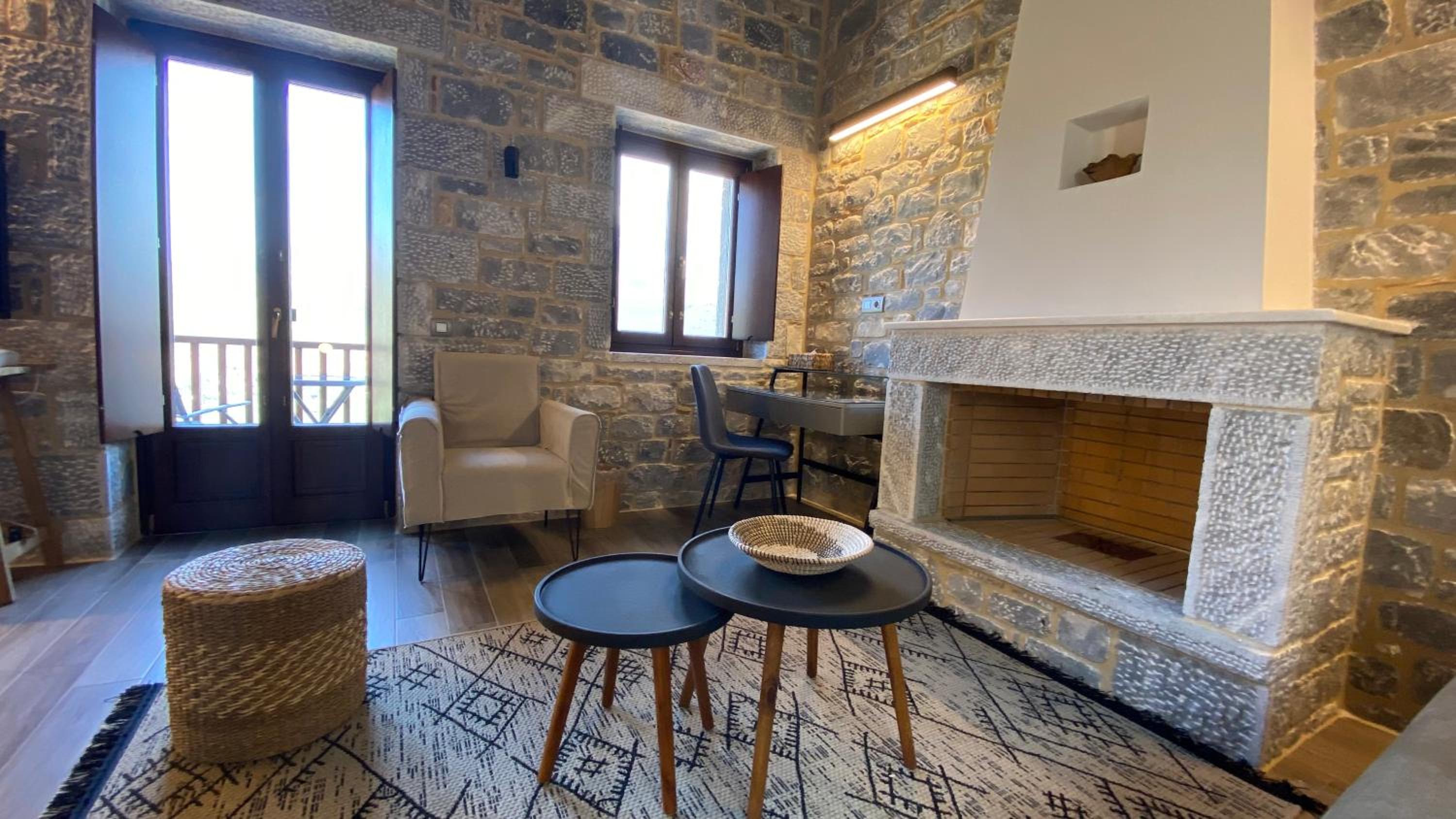 Deluxe Suite with Sea View - Photo 2