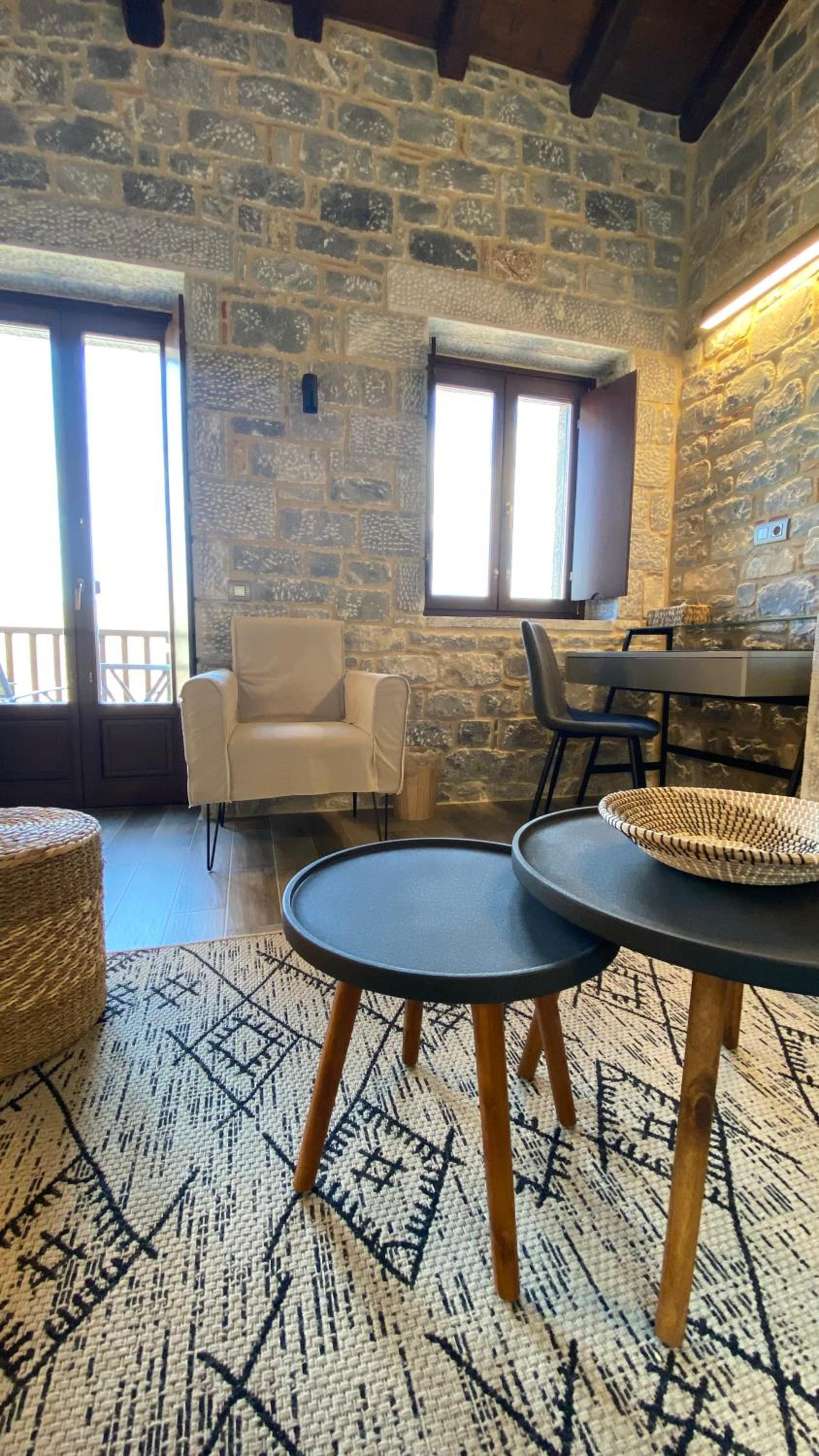 Deluxe Suite with Sea View - Photo 4