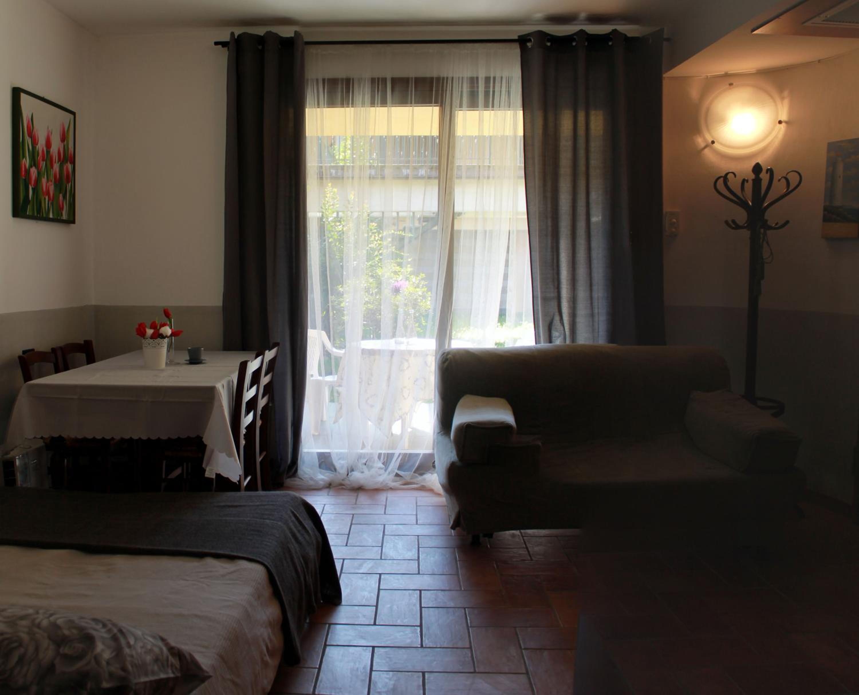 One-Bedroom Apartment photo 1