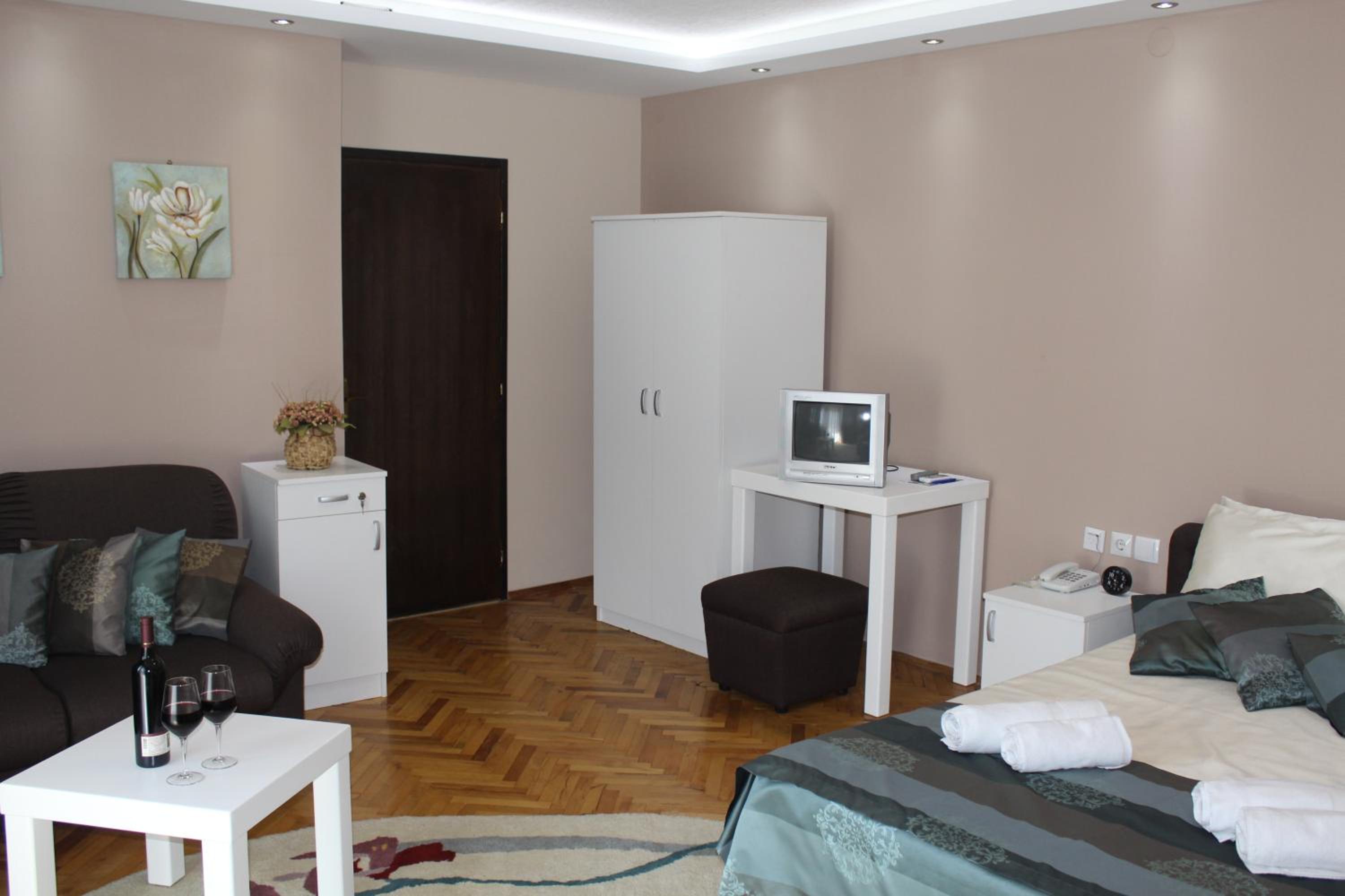 Apartment with Terrace - Photo 8