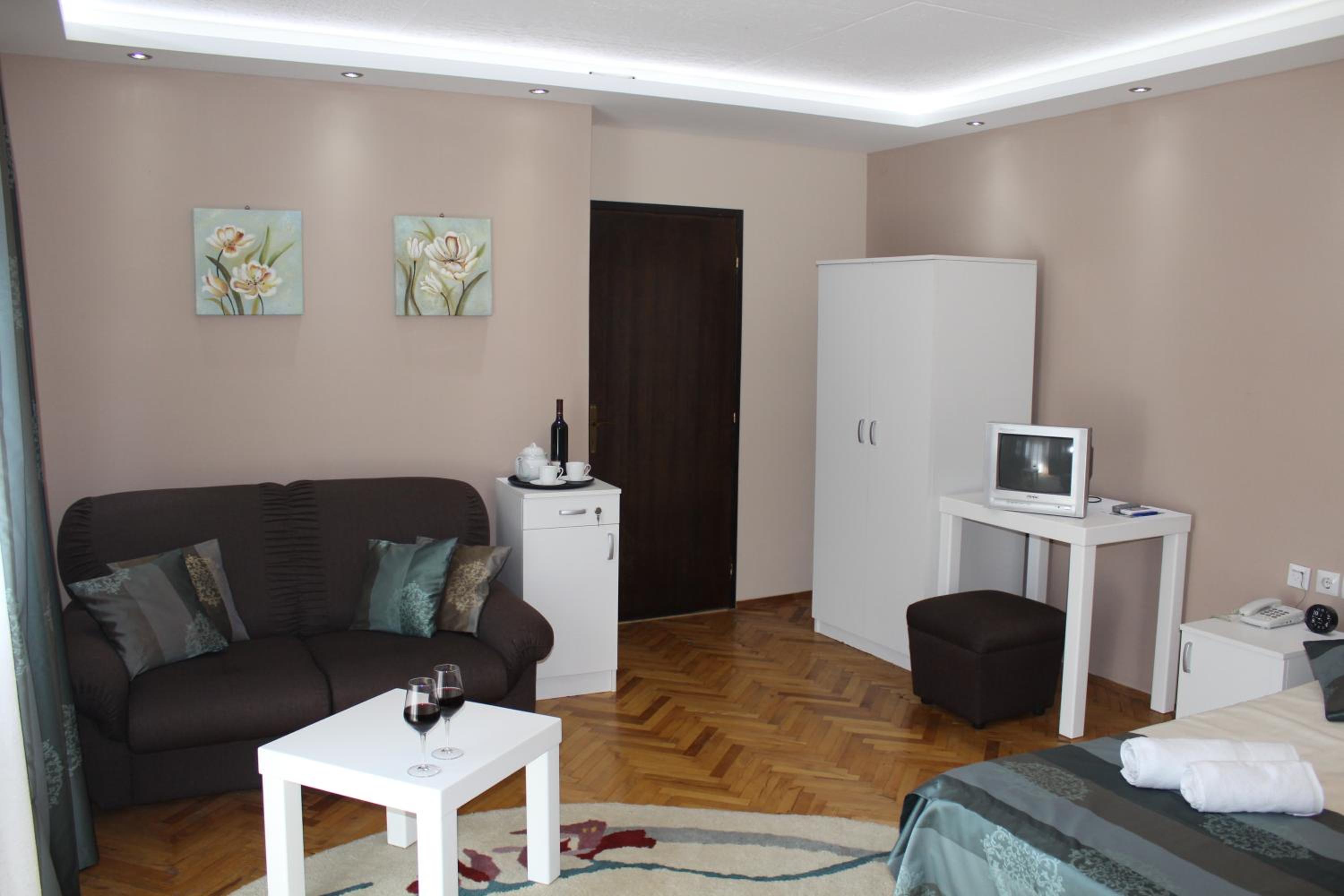 Apartment with Terrace - Photo 6