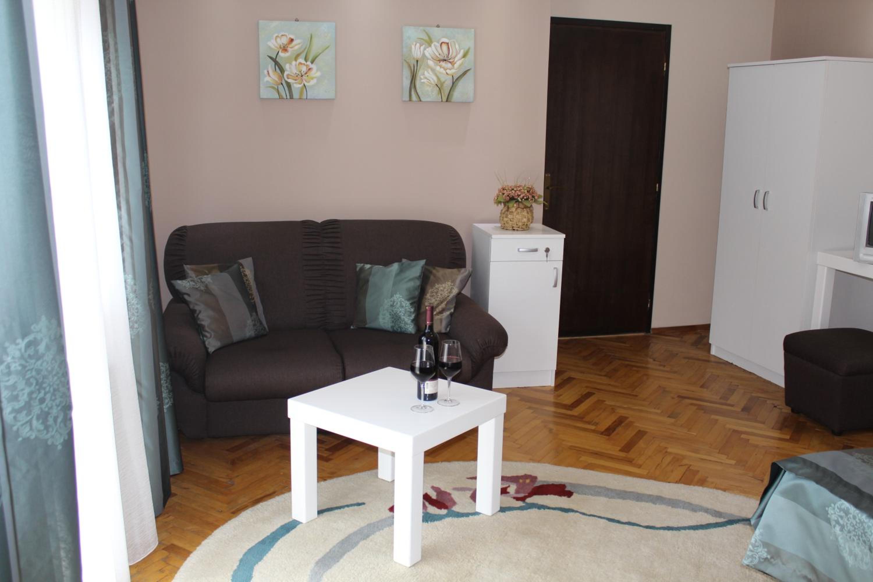 Apartment with Terrace - Photo 7
