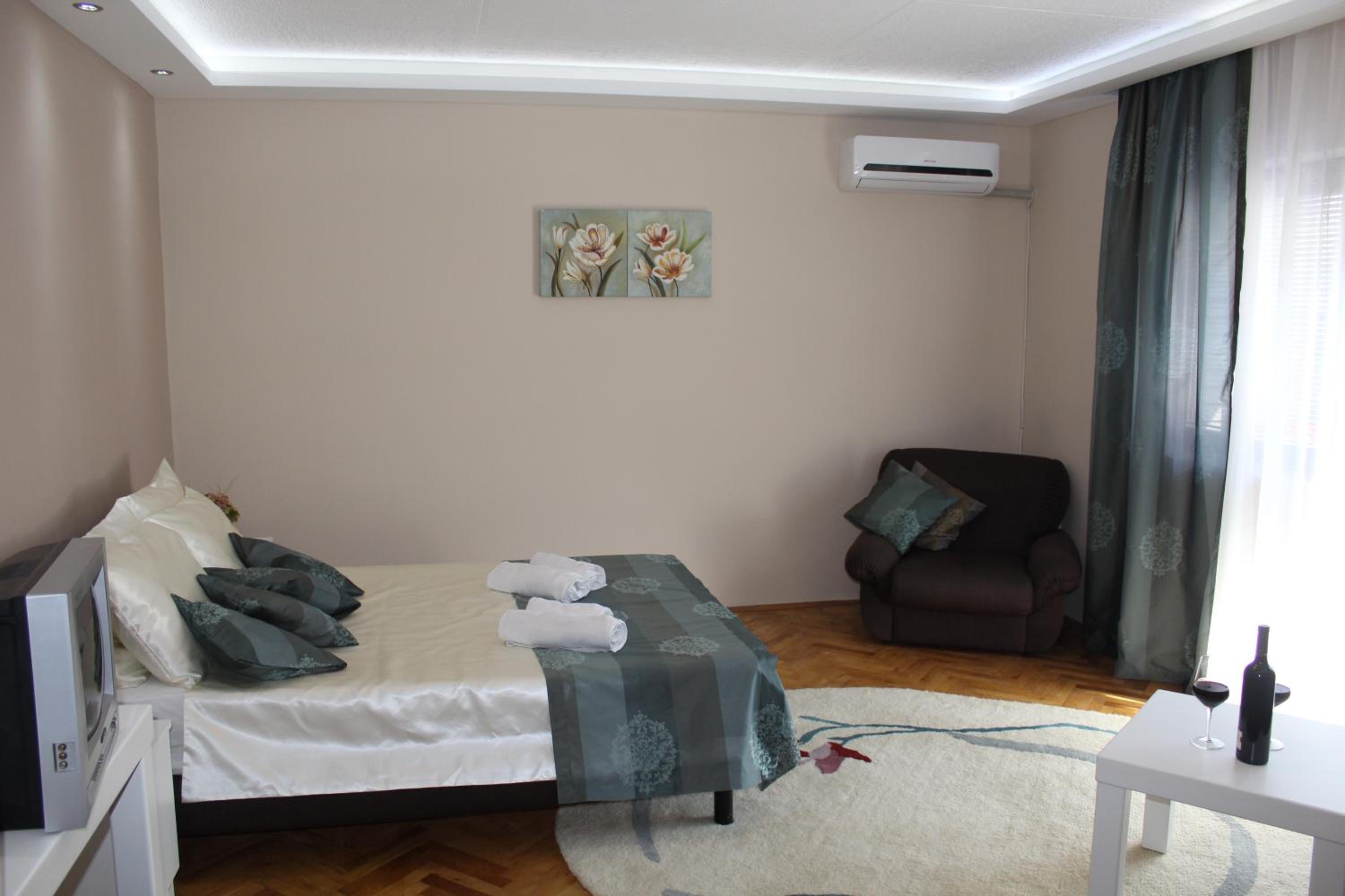 Apartment with Terrace - Photo 1