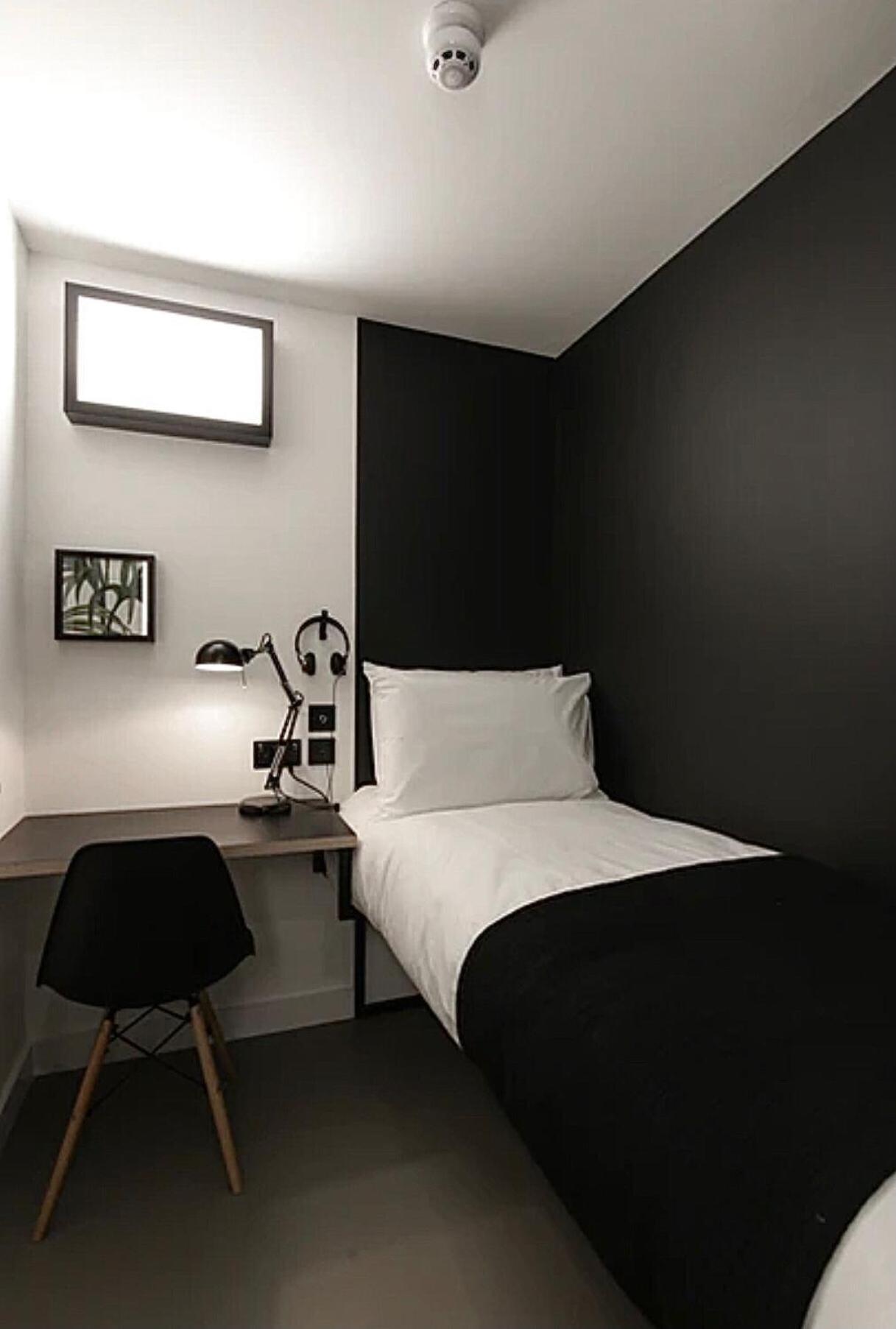 Small Single Room with Shared Bathroom photo 3