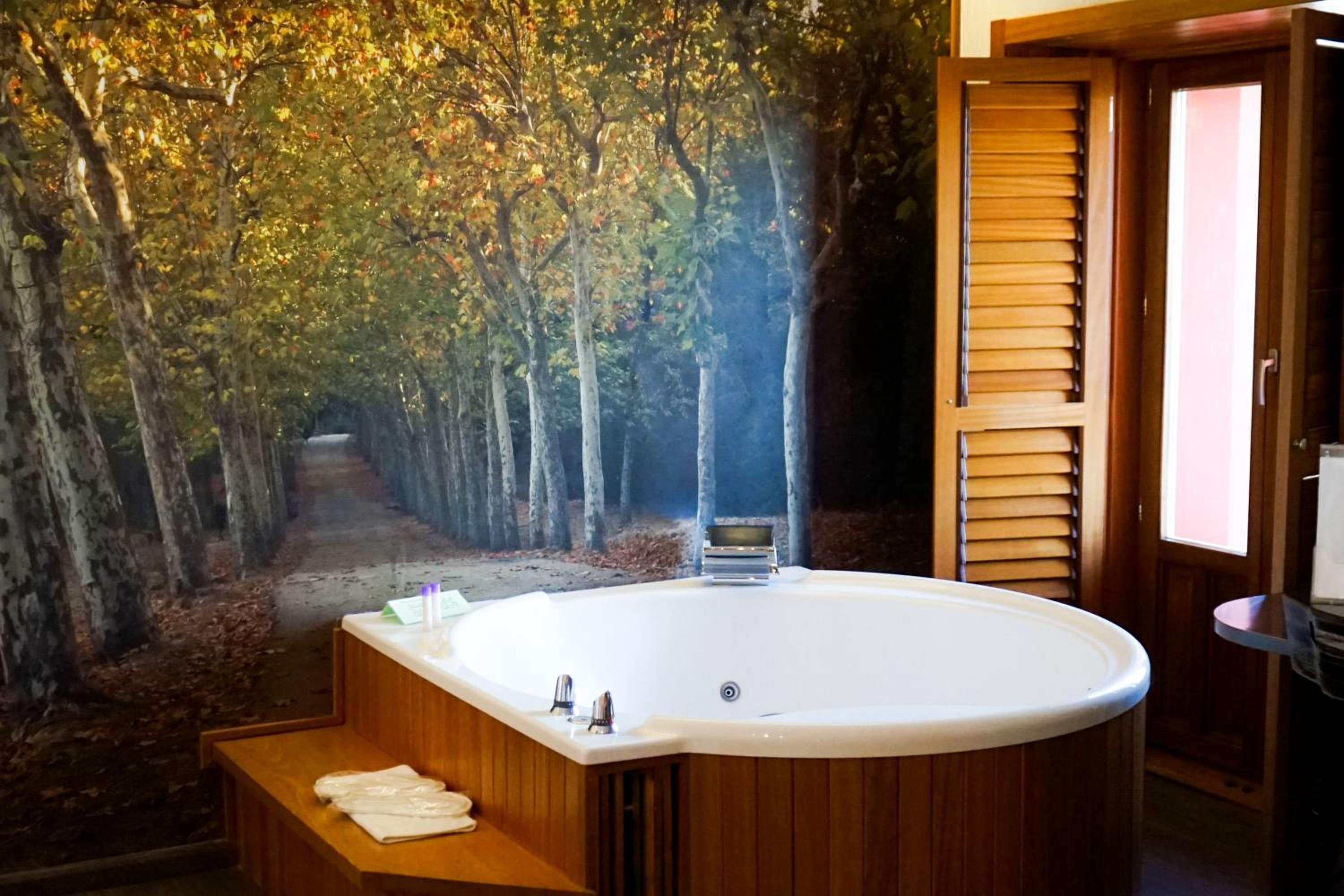Superior Room with Round Spa Bath - Photo 2