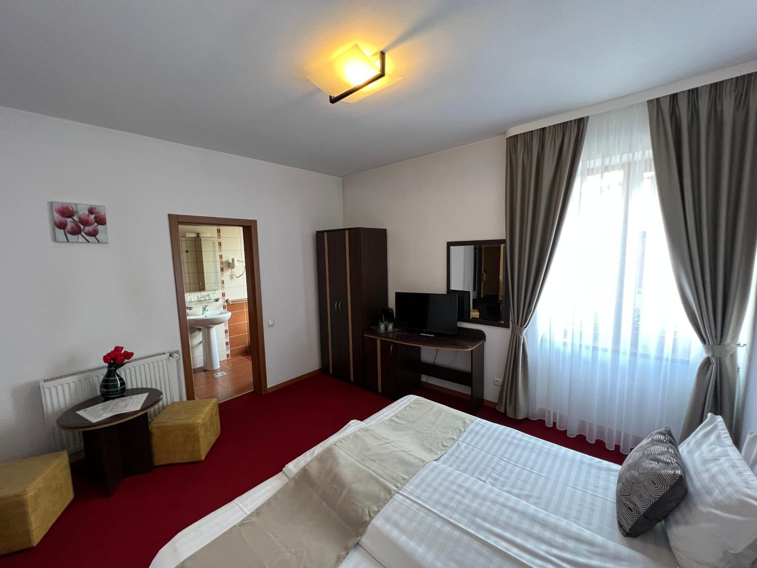 Standard Double or Twin Room - Photo 13
