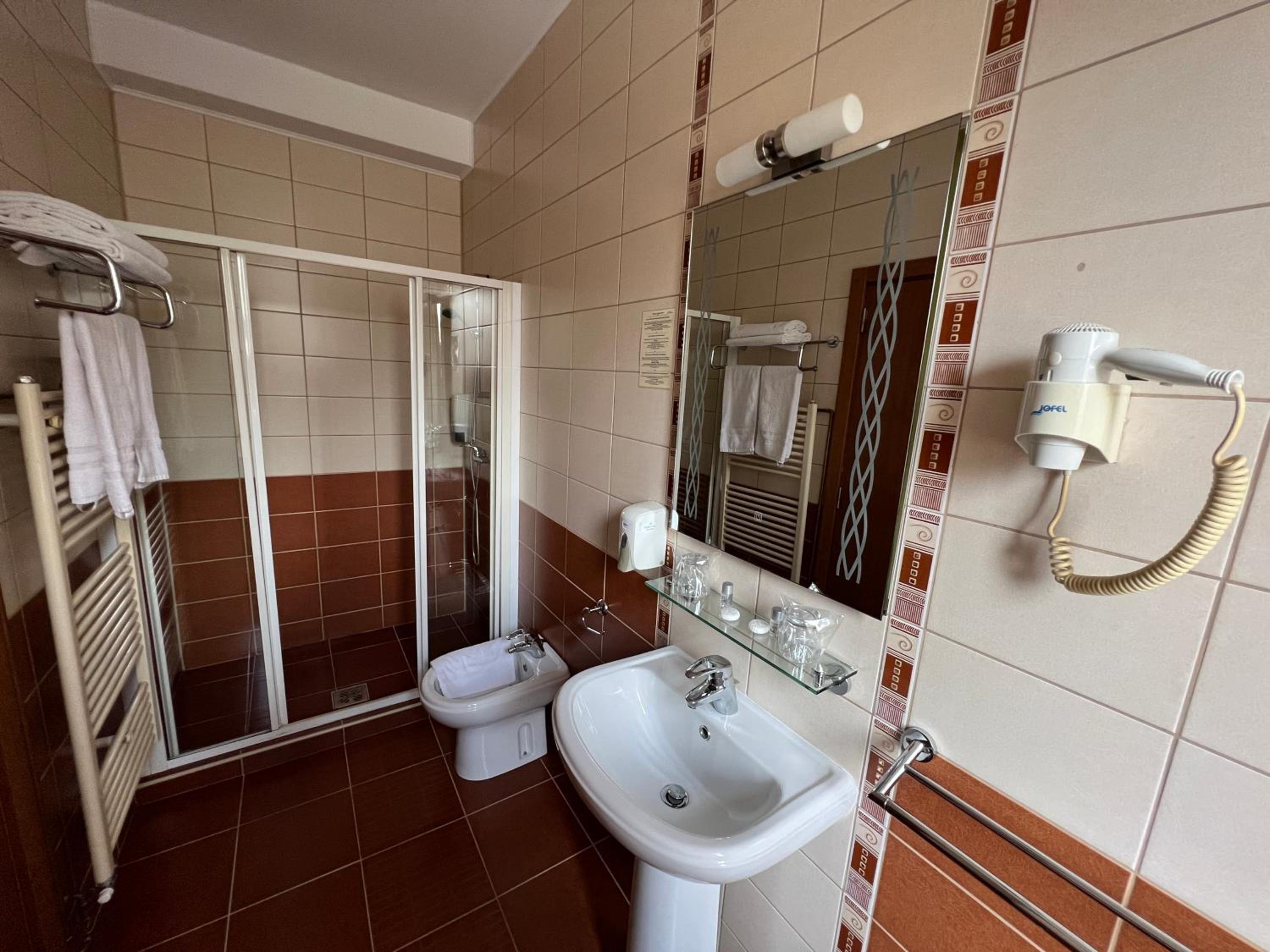 Standard Double or Twin Room - Photo 12