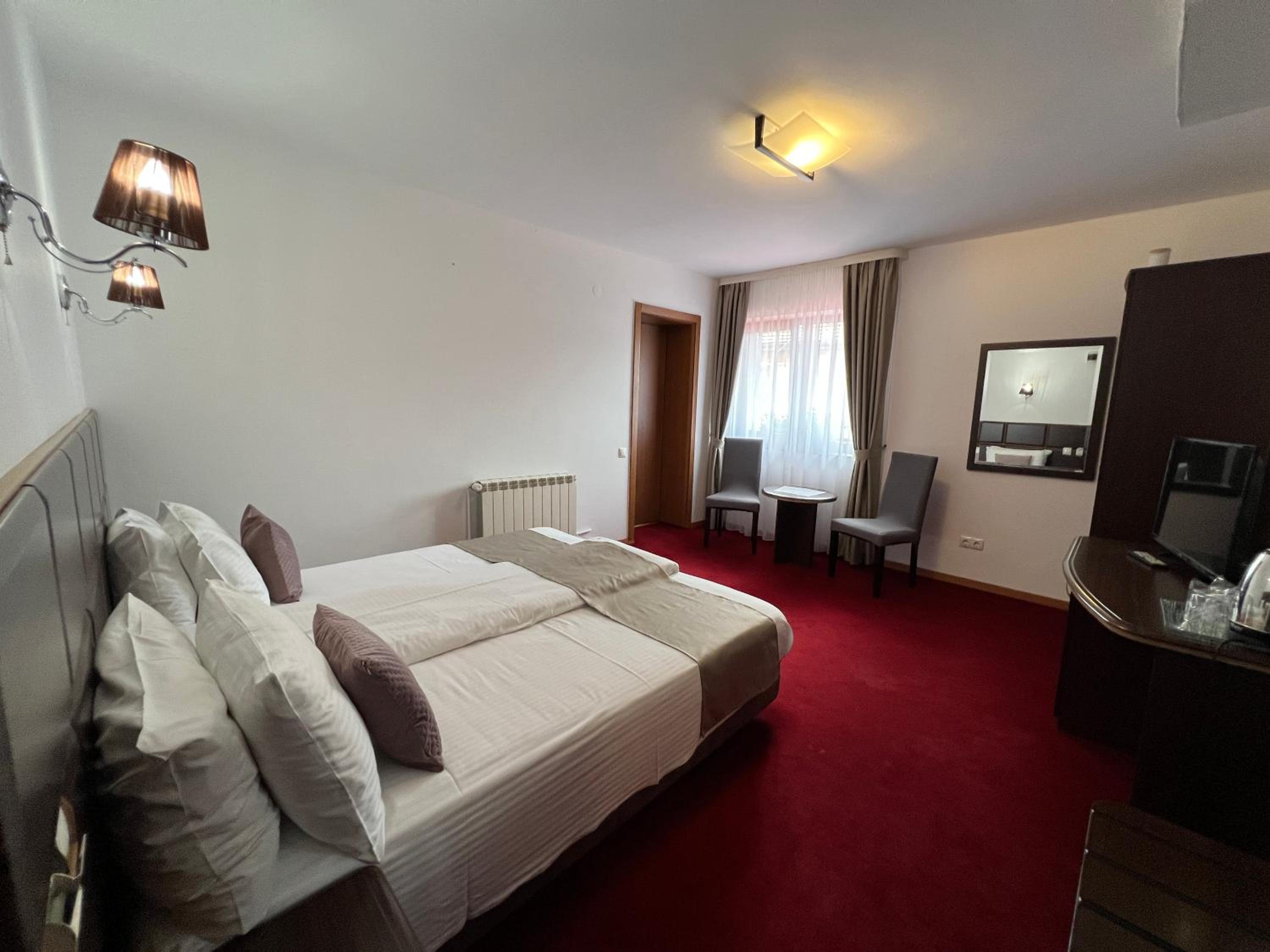 Standard Double or Twin Room - Photo 10