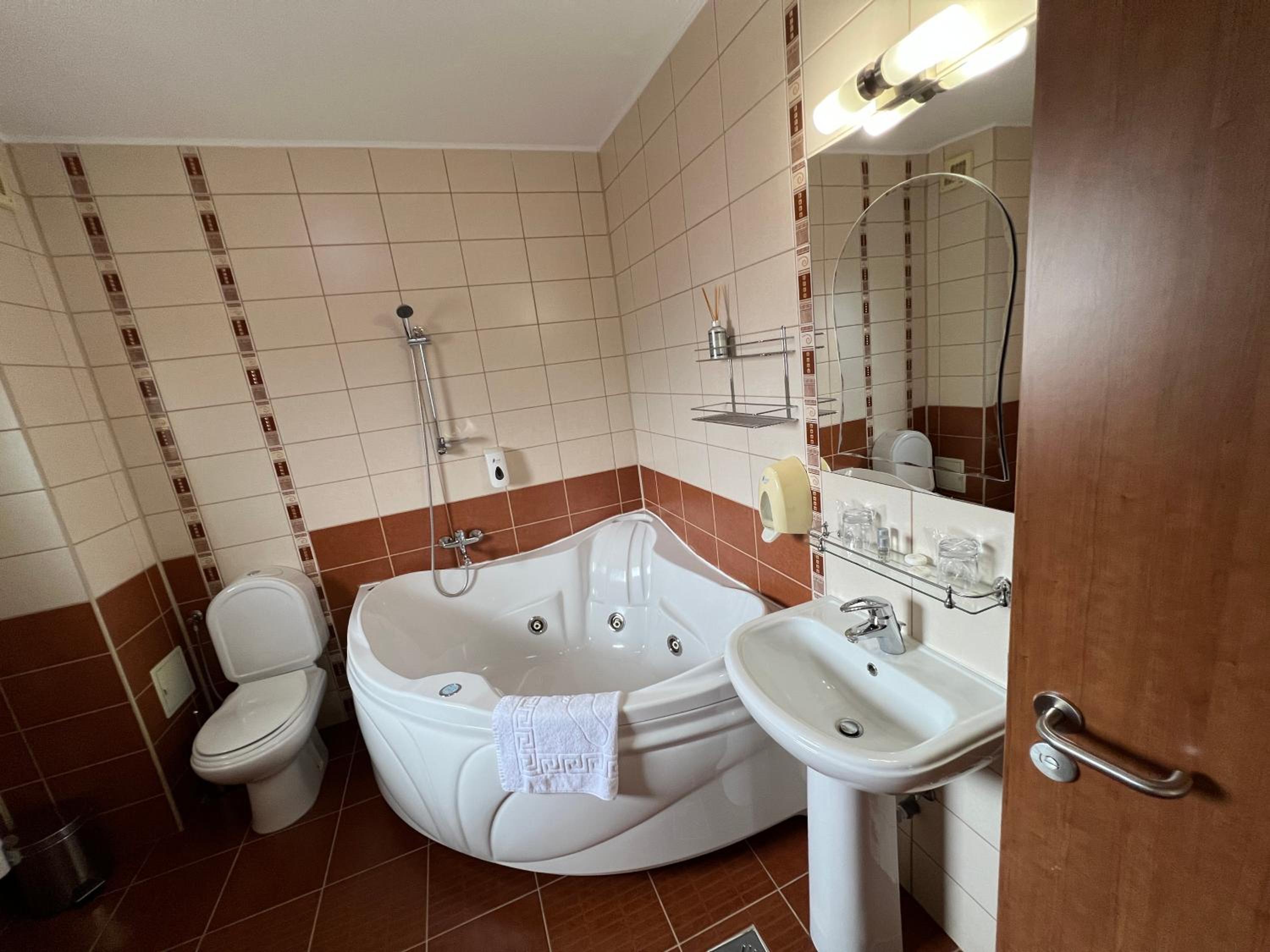 Standard Double or Twin Room - Photo 9