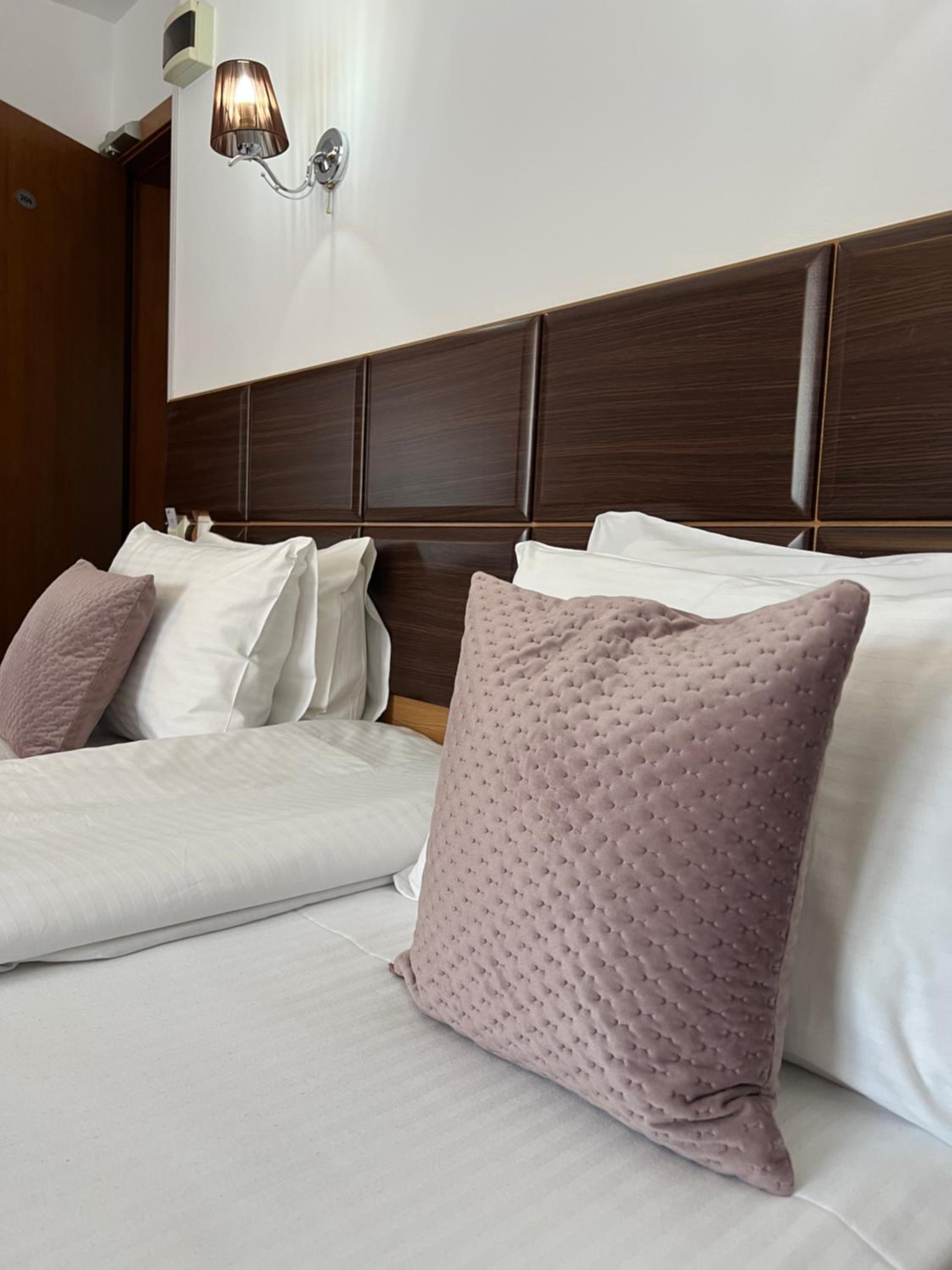 Standard Double or Twin Room - Photo 11