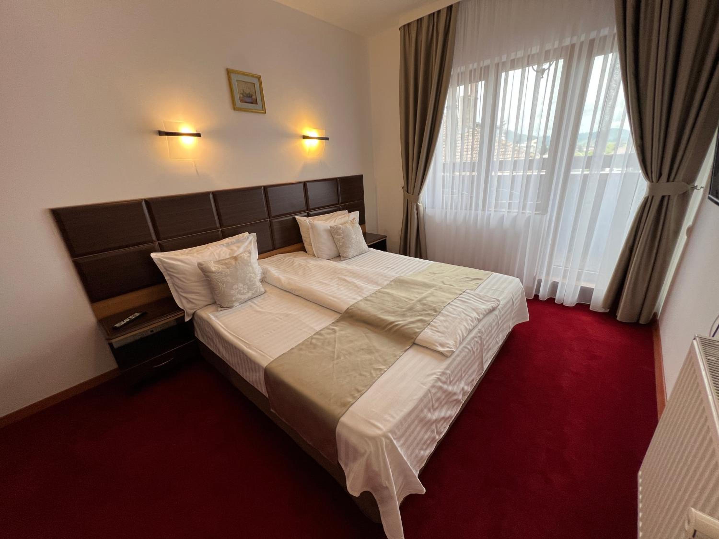 Standard Double or Twin Room - Photo 2