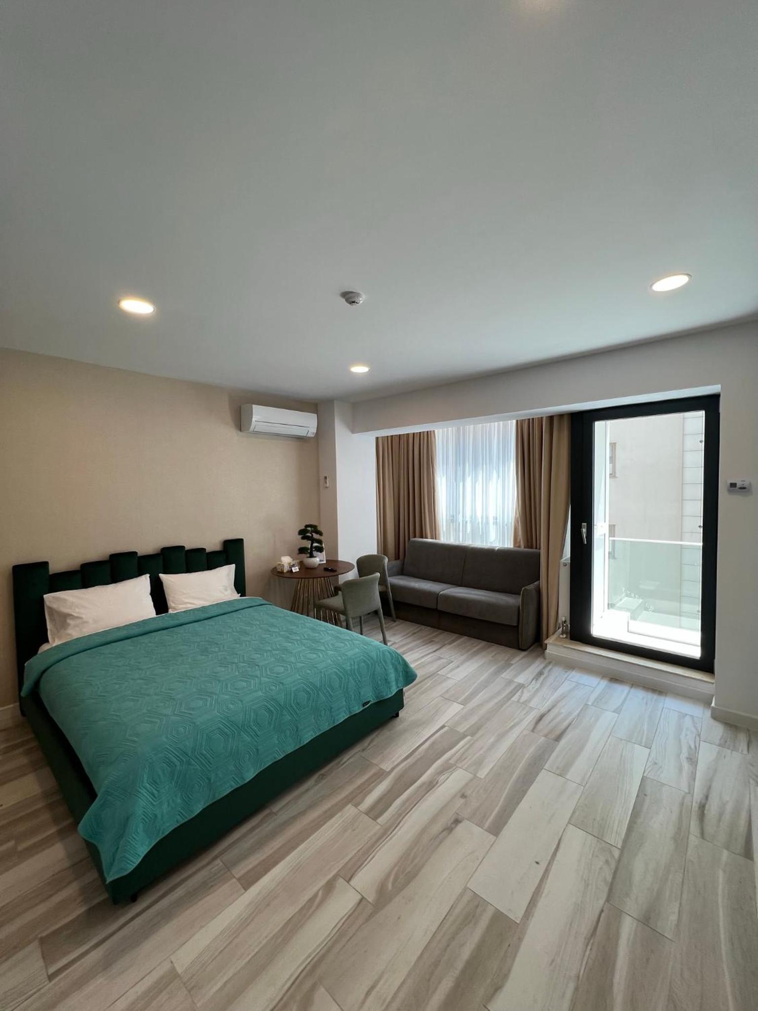 King Studio with Sofa Bed
