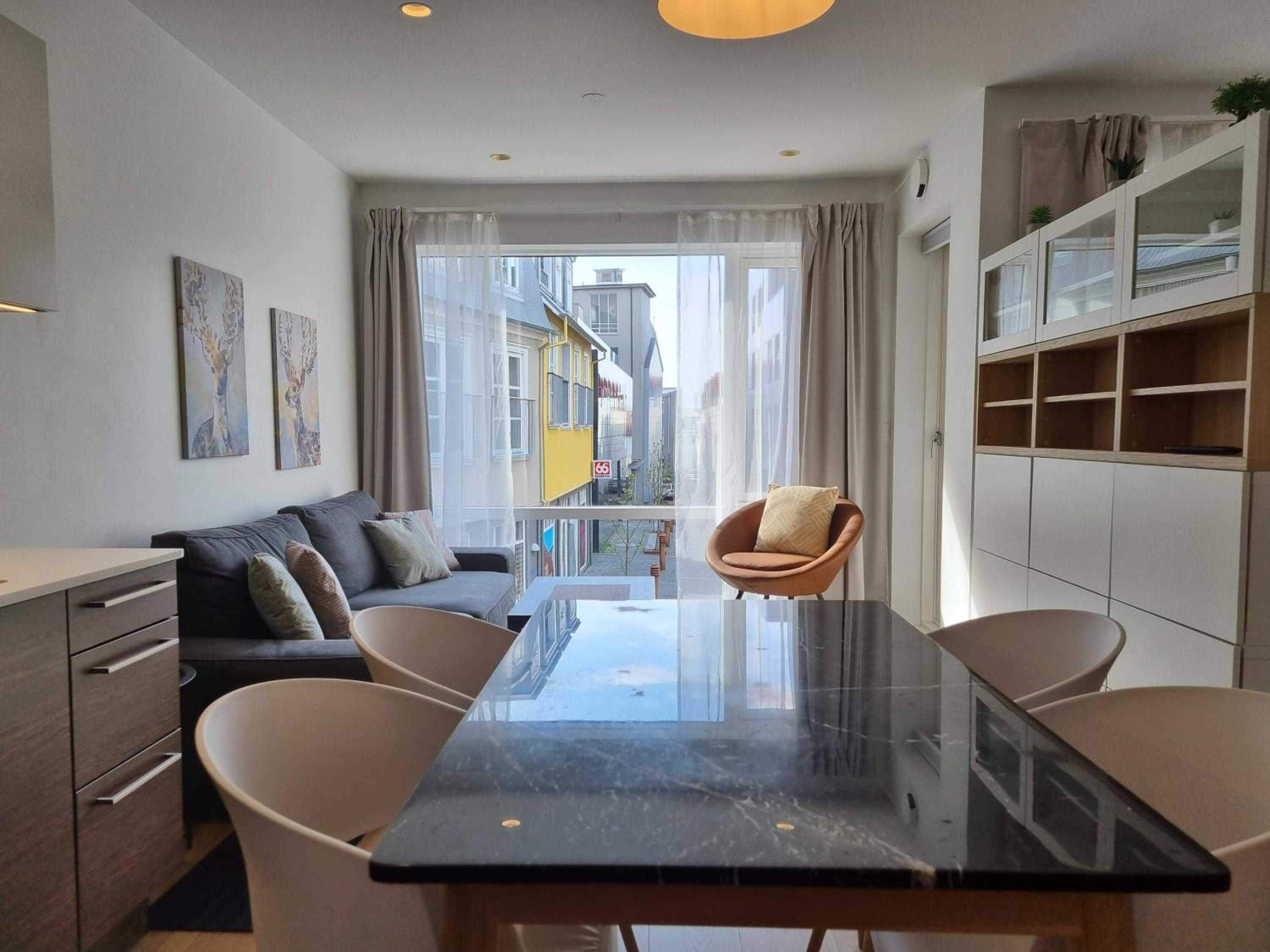 Apartment with Balcony - Photo 7
